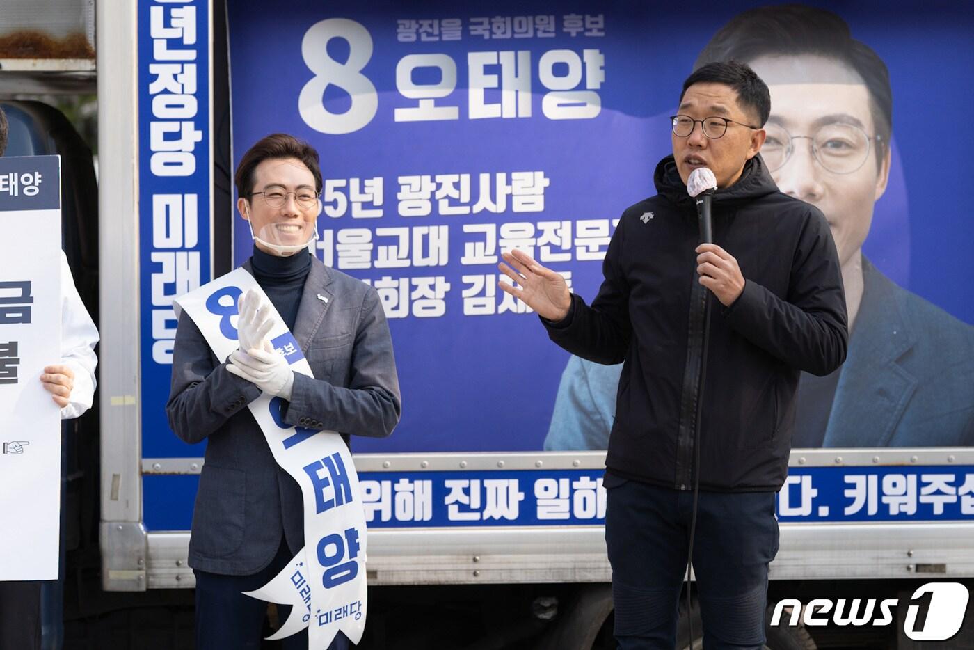 본문 이미지 - 방송인 김제동씨가 11일 오후 서울 광진구 건대입구역에서 열린 오태양 미래당 광진을 후보 선거유세에서 시민들에게 지지발언을 하고 있다. (오태양 캠프 제공) 2020.4.11/뉴스1