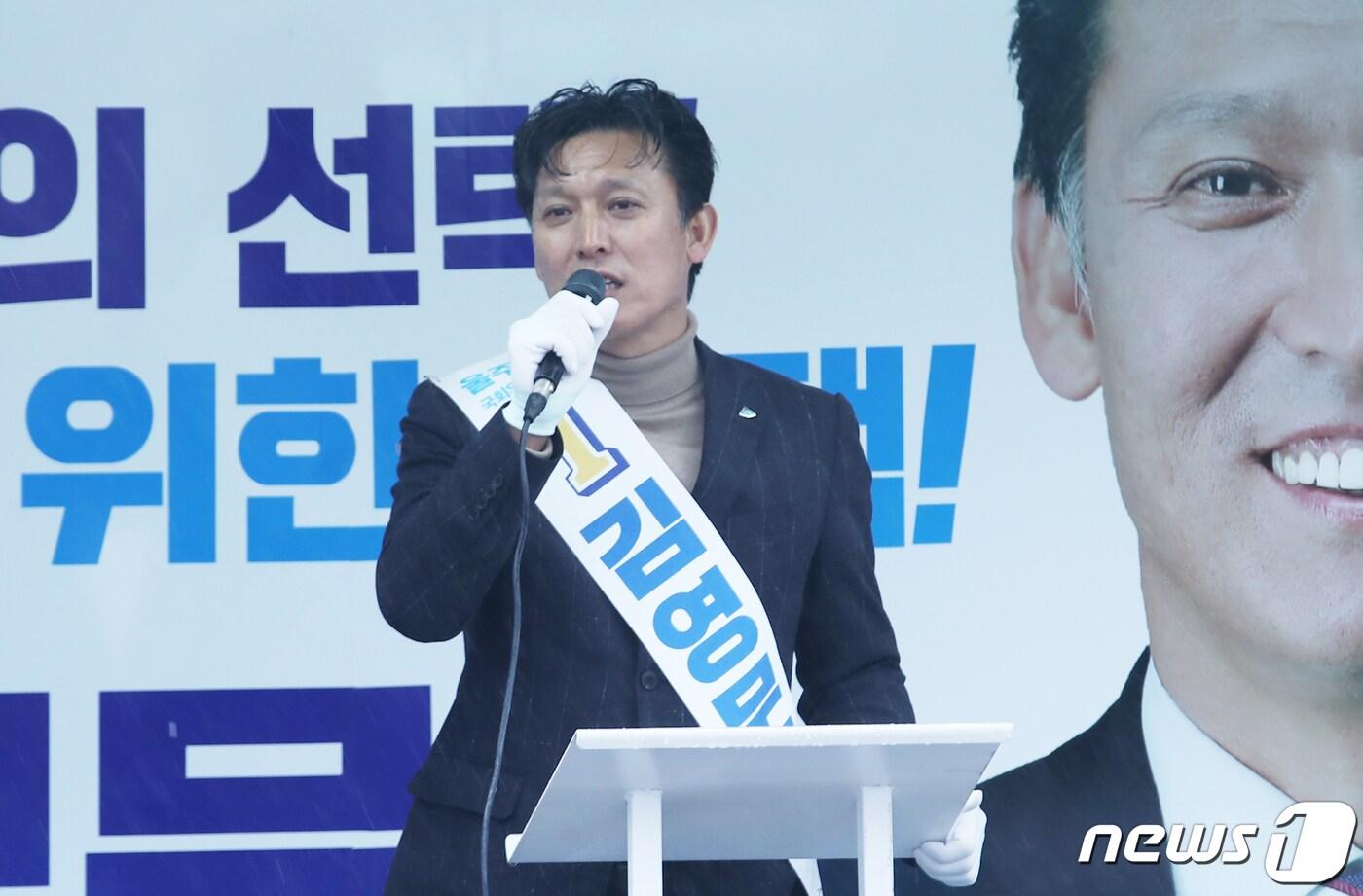 본문 이미지 - 김영문 더불어민주당 울산 울주군 후보가 지난해 4월12일 오전 언양알프스시장 일원에서 시민들을 향해 지지를 호소하고 있다. 2020.4.12/뉴스1 ⓒ News1 윤일지 기자