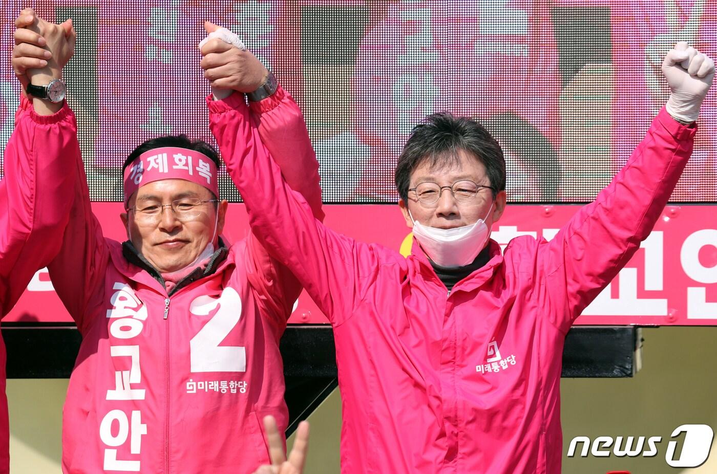 본문 이미지 - 황교안 미래통합당 종로구 호보와 유승민 의원이 12일 서울 청계광장에서 열린 4.15 총선 대국민 호소 집중 유세에서 손을 잡고 필승을 다짐하고 있다. 2020.4.12/뉴스1 ⓒ News1 김명섭 기자