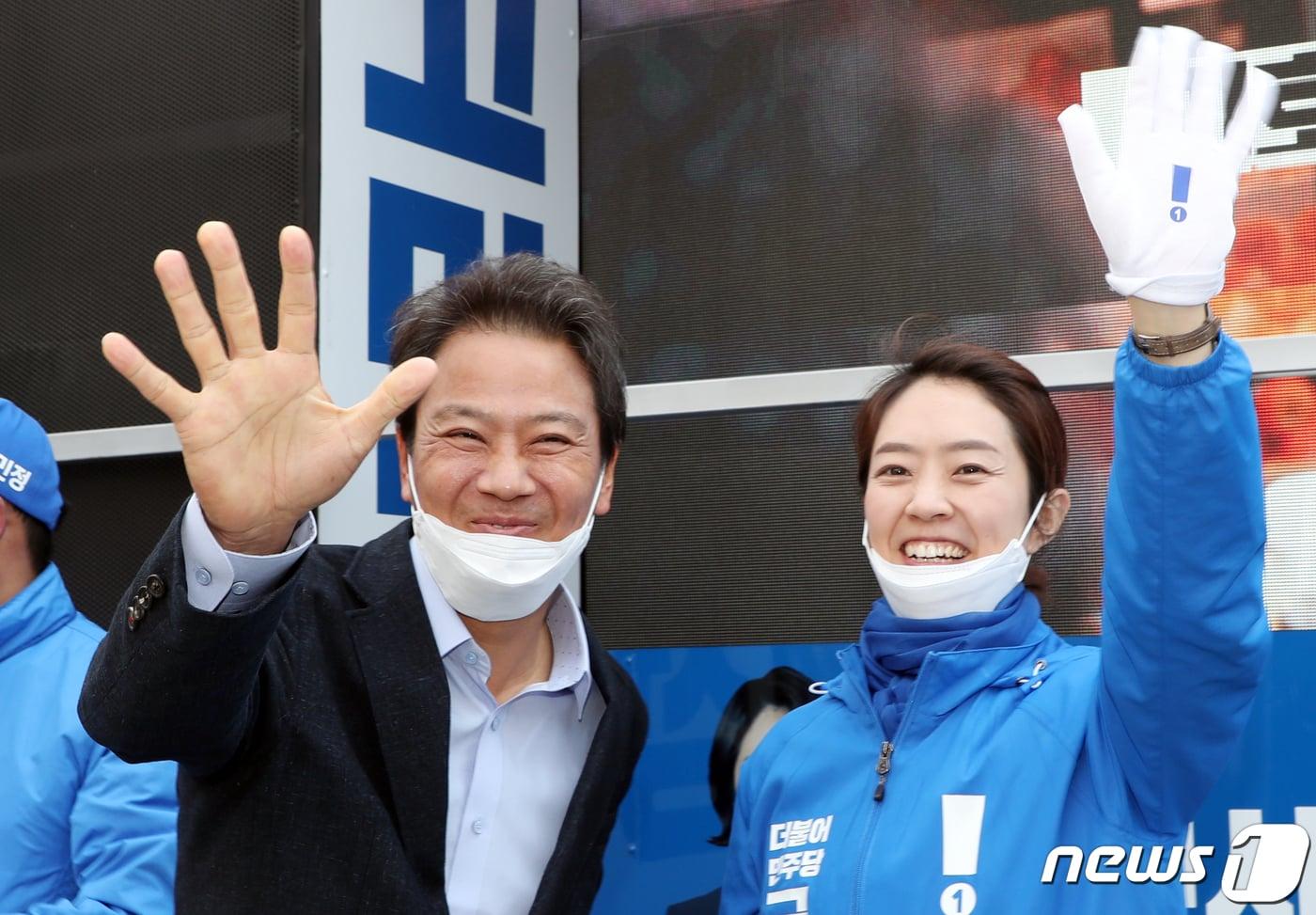 본문 이미지 - 고민정 더불어민주당 광진을 후보와 임종석 전 대통령비서실장이 12일 서울 광진구 건대역 사거리에서 거리유세를 하고 있다. 2020.4.12/뉴스1 ⓒ News1 김명섭 기자