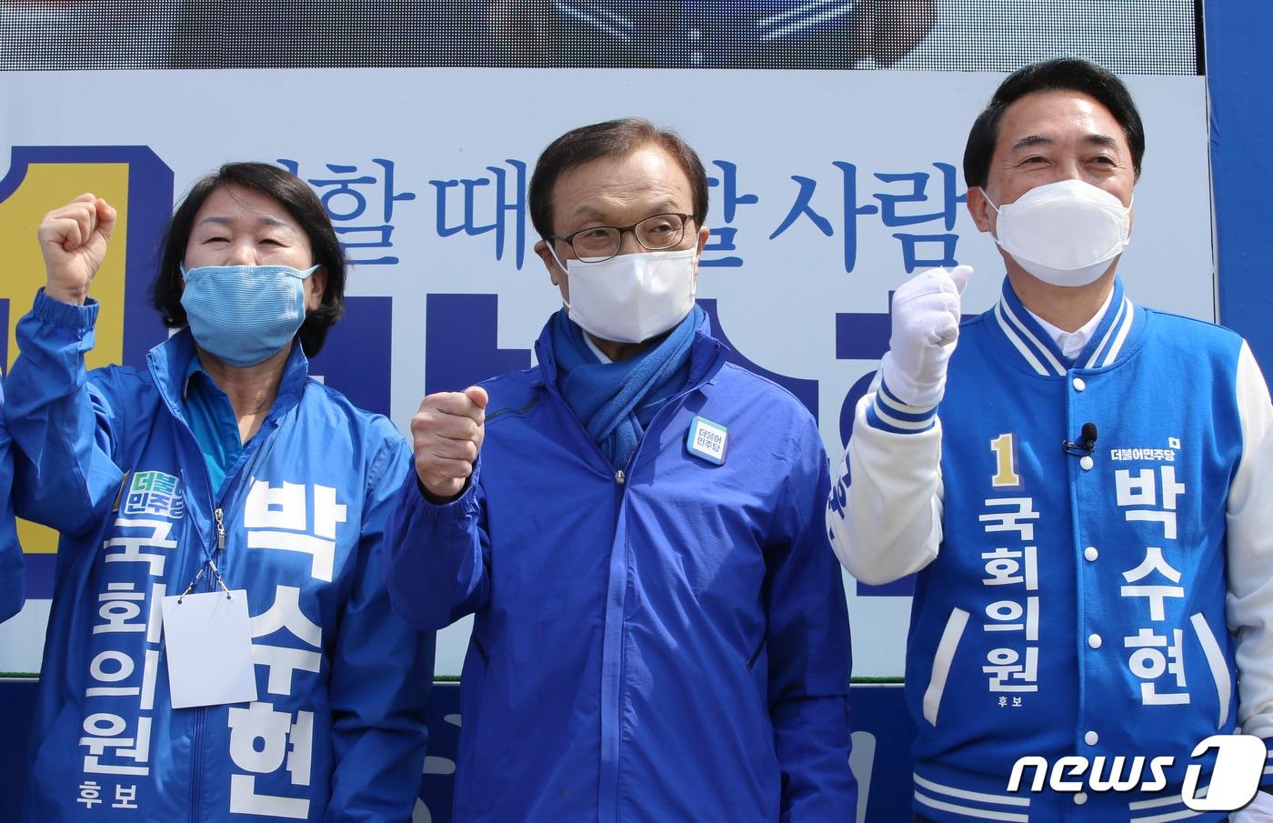 본문 이미지 - 이해찬 더불어민주당 대표가 12일 오전 충남 공주에 위치한 박수현 충남 공주·부여·청양 후보의 선거사무실 앞에서 필승 결의를 하고 있다. 2020.4.12/뉴스1 ⓒ News1 김기태 기자