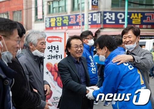 본문 이미지 - 12일 충북 중부3군 민주당 임호선 후보가 진천 전통시장에서 주민에게 지지를 호소하고 있다.(임호선캠프 제공)2020.04.12/ⓒ 뉴스1