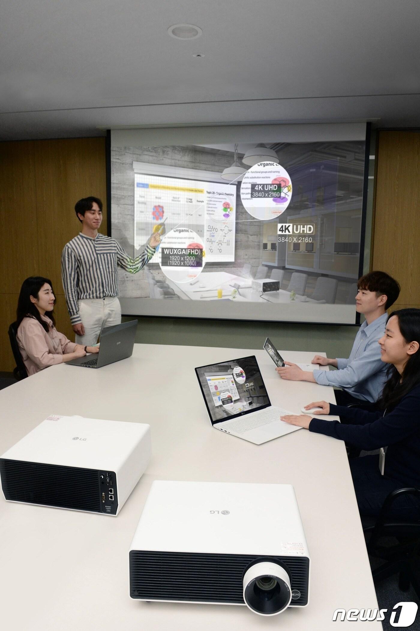본문 이미지 - LG전자 임직원들이 LG서울역빌딩 회의실에서 4K UHD 해상도뿐 아니라 다양한 편의 기능까지 탑재한 비즈니스 프로젝터 'LG 프로빔' 신제품(모델명: BU50NST)으로 회의를 하고 있다.(LG전자 제공)2020.04.13/뉴스1 ⓒ 뉴스1