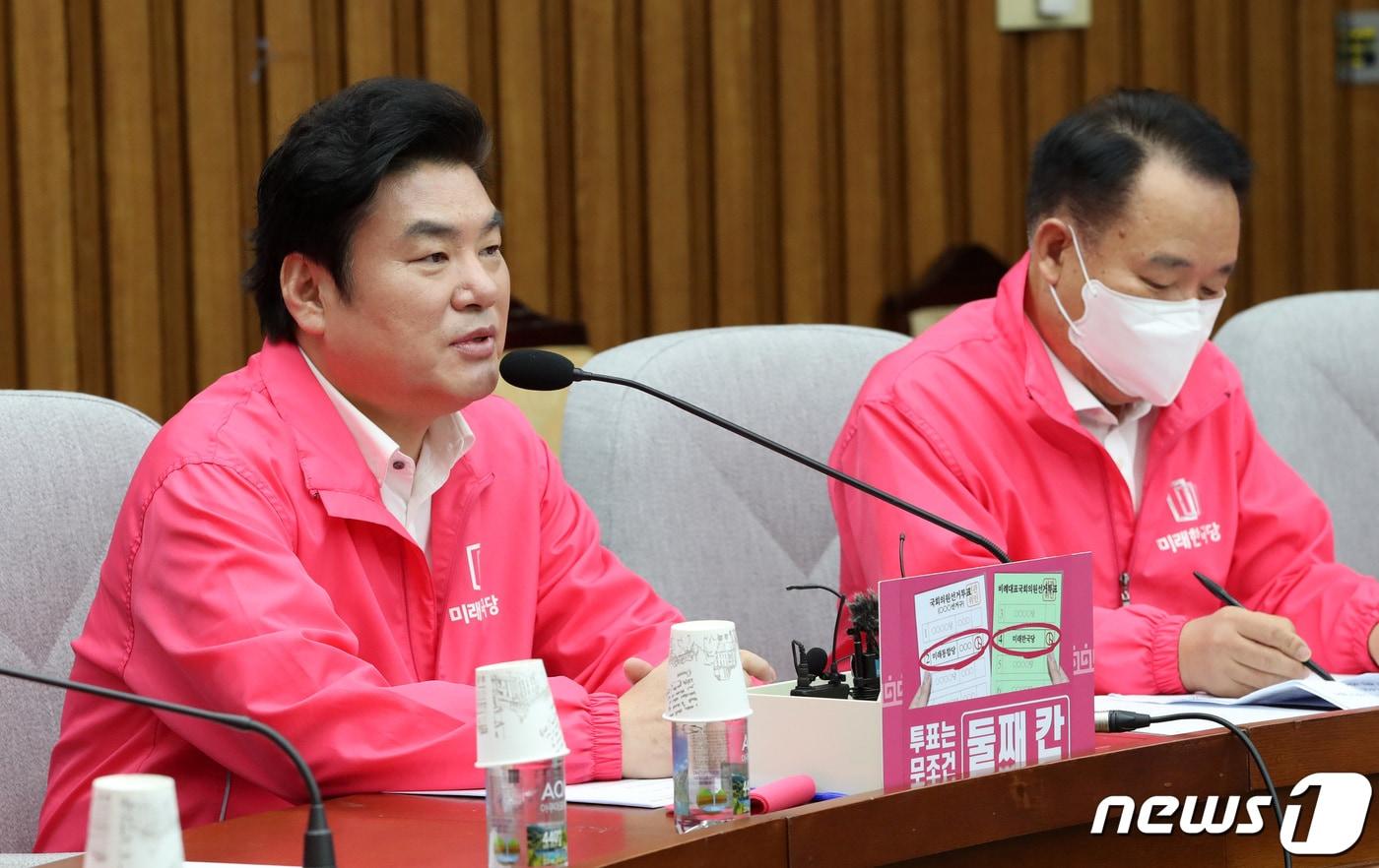 본문 이미지 - 원유철 미래한국당 대표가 13일 오전 서울 여의도 국회에서 열린 선대위 회의에서 모두발언을 하고 있다. 2020.4.13/뉴스1 ⓒ News1 박세연 기자