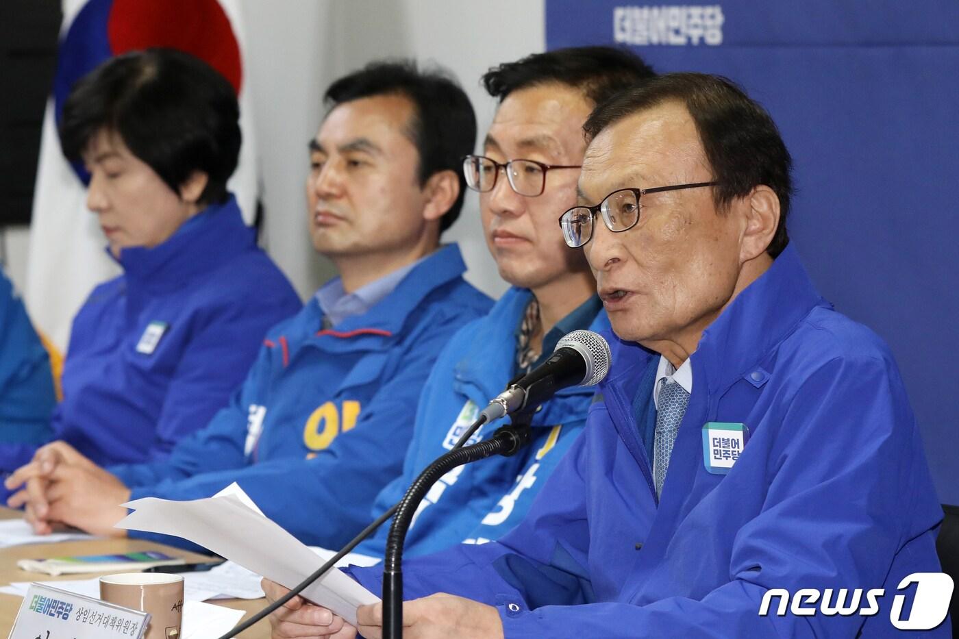 본문 이미지 - 이해찬 더불어민주당 상임선대위원장이 13일 오전 서울 용산구 강태웅 후보자 선거사무소에서 열린 '더불어민주당-더불어시민당 합동선거대책 위원회' 회의에 참석해 모두발언을 하고 있다. 2020.4.13/뉴스1 ⓒ News1 민경석 기자