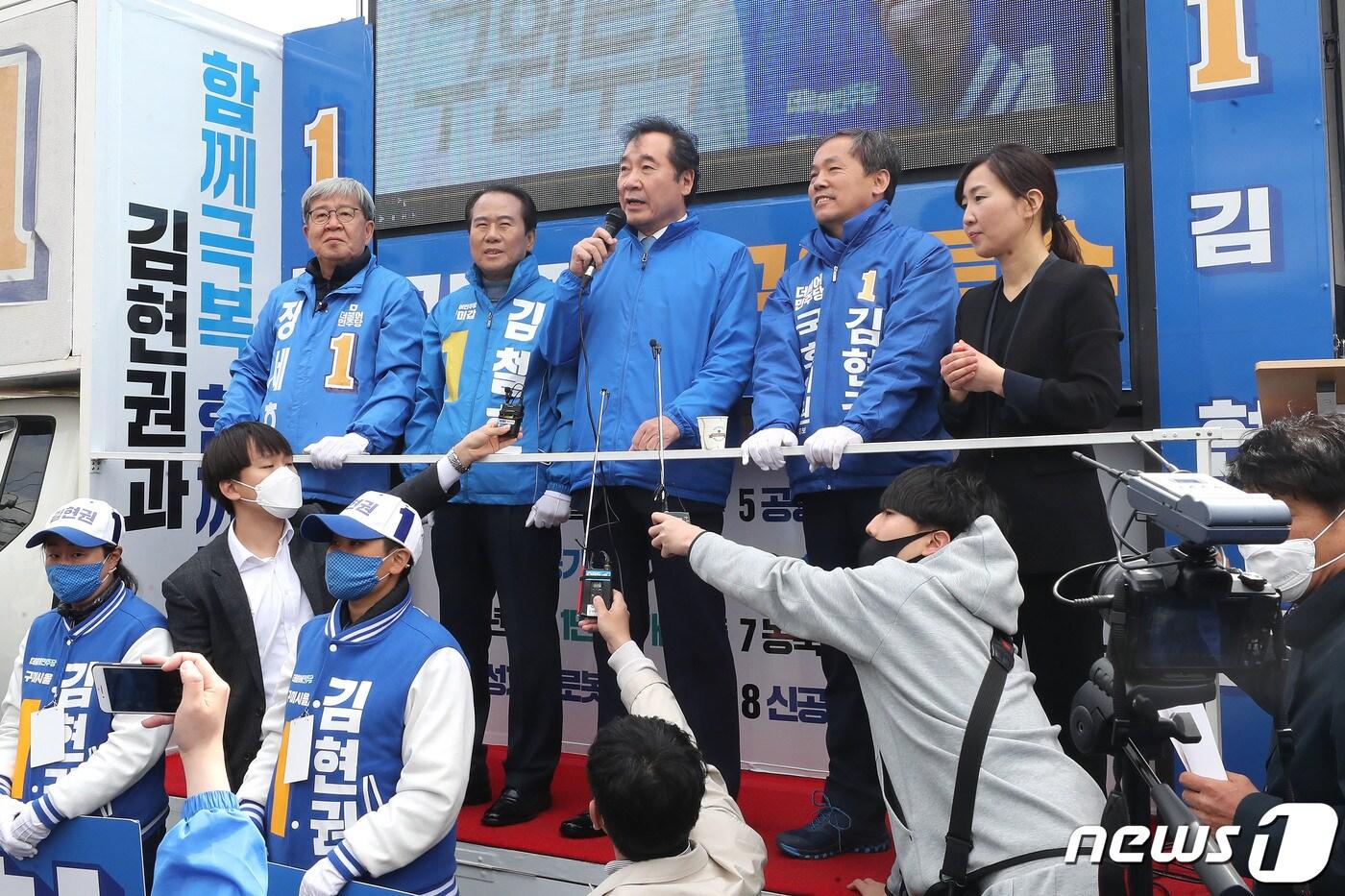 본문 이미지 - 이낙연 더불어민주당 상임공동선대위원장이 13일 오전 경북 구미시 인동파출소 인근에서 시민들에게 김철호 민주당 구미갑 후보와 김현권 구미을 후보의 지지를 호소하고 있다. 2020.4.13/뉴스1 ⓒ News1 임세영 기자