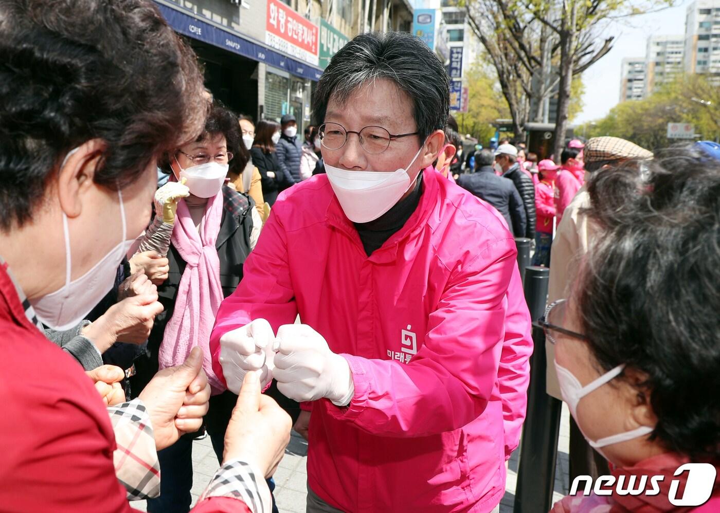 본문 이미지 - 유승민 미래통합당 의원이 13일 서울 영등포구 대교A상가 앞에서 박용찬 영등포구을 후보 지원 거리유세를 하며 시민들과 인사를 하고 있다. 2020.4.13/뉴스1 ⓒ News1 김명섭 기자