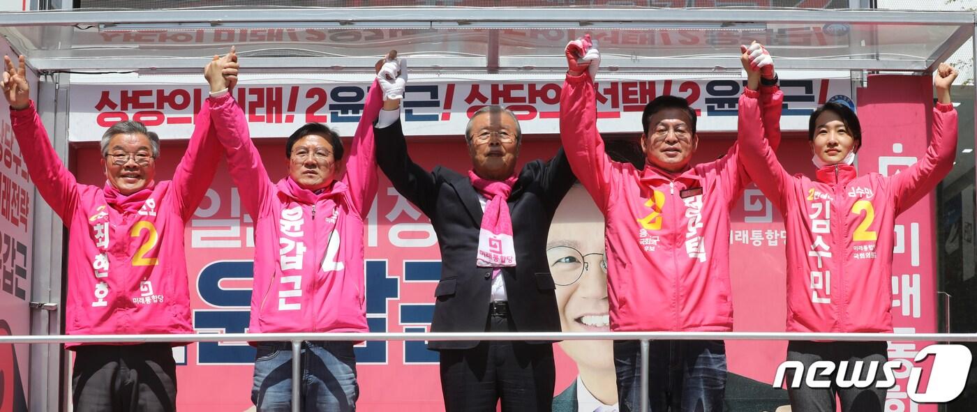 본문 이미지 - 미래통합당 김종인 총괄선거대책위원장이 13일 오후 충북 청주시 성안길에서 청주권 후보들과 함께 합동 유세를 하고 있다. 2020.4.13/뉴스1 ⓒ News1 김용빈 기자