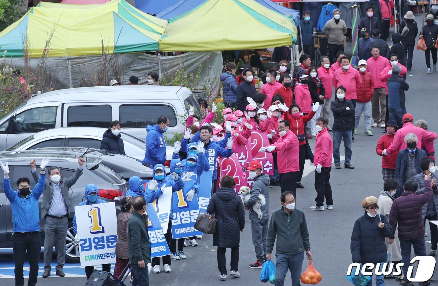 본문 이미지 - 제21대 국회의원 선거를 이틀 앞둔 13일 울산 울주군 남창옹기종기시장에서 김영문 더불어민주당 후보, 서범수 미래통합당 후보 선거운동원들이 시민들을 향해 지지를 호소하고 있다. 2020.4.13/뉴스1 ⓒ News1 윤일지 기자