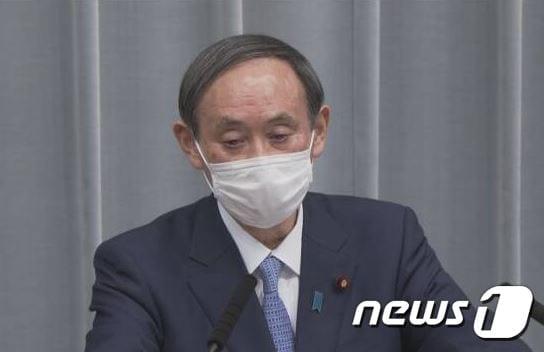 본문 이미지 - 일본 정부 대변인 스가 요시히데 관방장관이 13일 마스크를 착용한 채 정례브리핑을 하고 있다. (NHK 캡처) ⓒ 뉴스1
