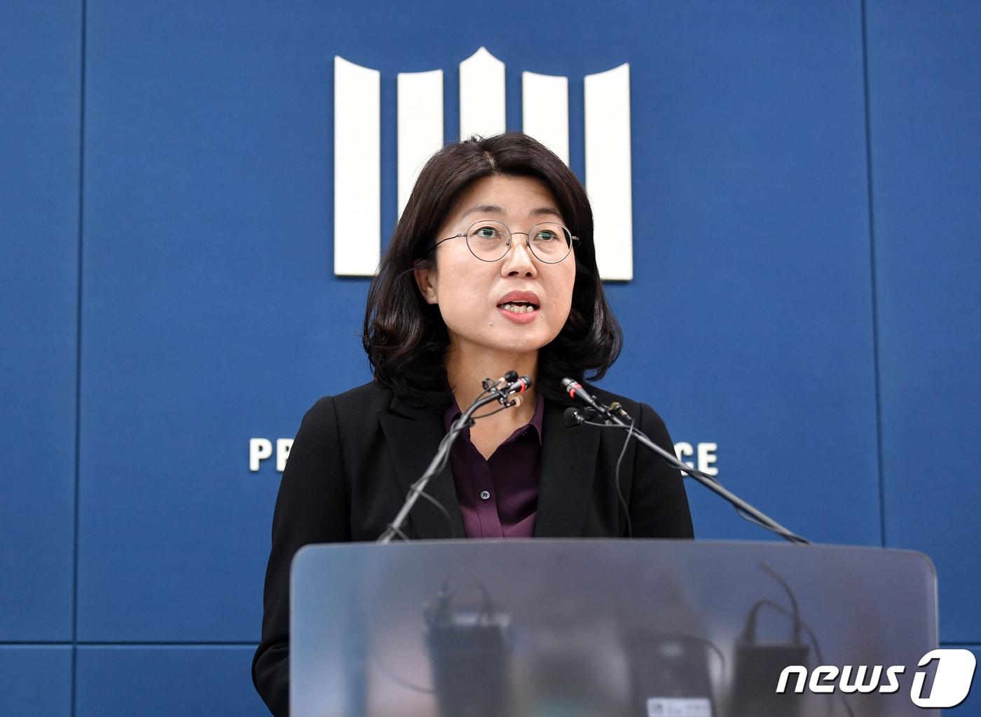 본문 이미지 - 유현정 서울중앙지검 디지털성범죄 특별수사 태스크포스 팀장(여성아동범죄조사부장검사)이 13일 오후 서울 서초동 서울고등검찰청 기자실에서 텔레그램 '박사방' 운영자 조주빈 구속기소 관련 브리핑을 하고 있다. 2020.4.13/뉴스1 ⓒ News1 구윤성 기자