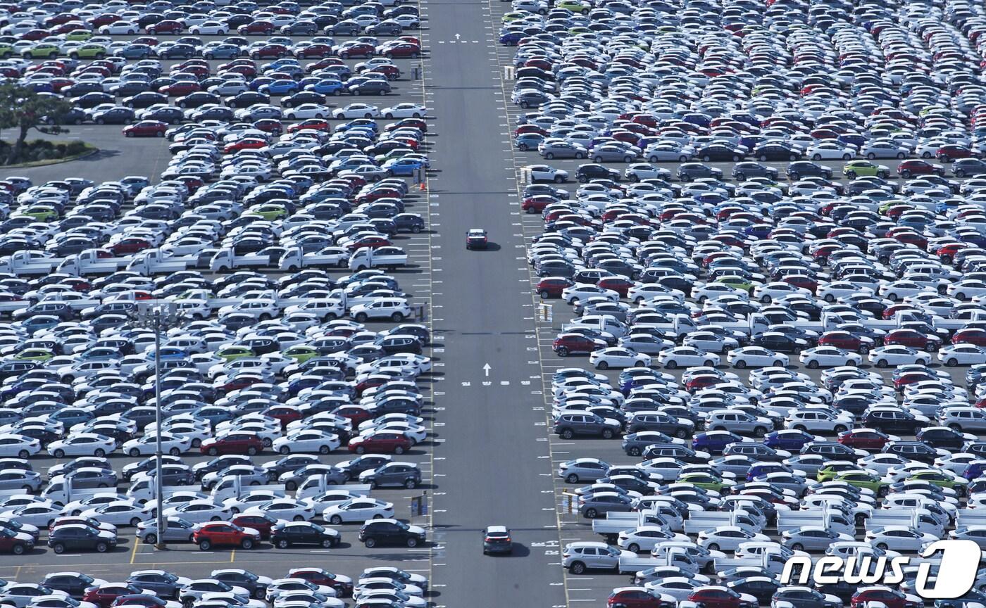 본문 이미지 - 4월(1~20일) 수출이 전년 동기 대비 26.9% 급감한 것으로 나타났다. 지난 13일 오후 현대자동차 울산공장 야적장에 완성차들이 대기하고 있다. 2020.4.13/뉴스1 ⓒ News1 윤일지 기자