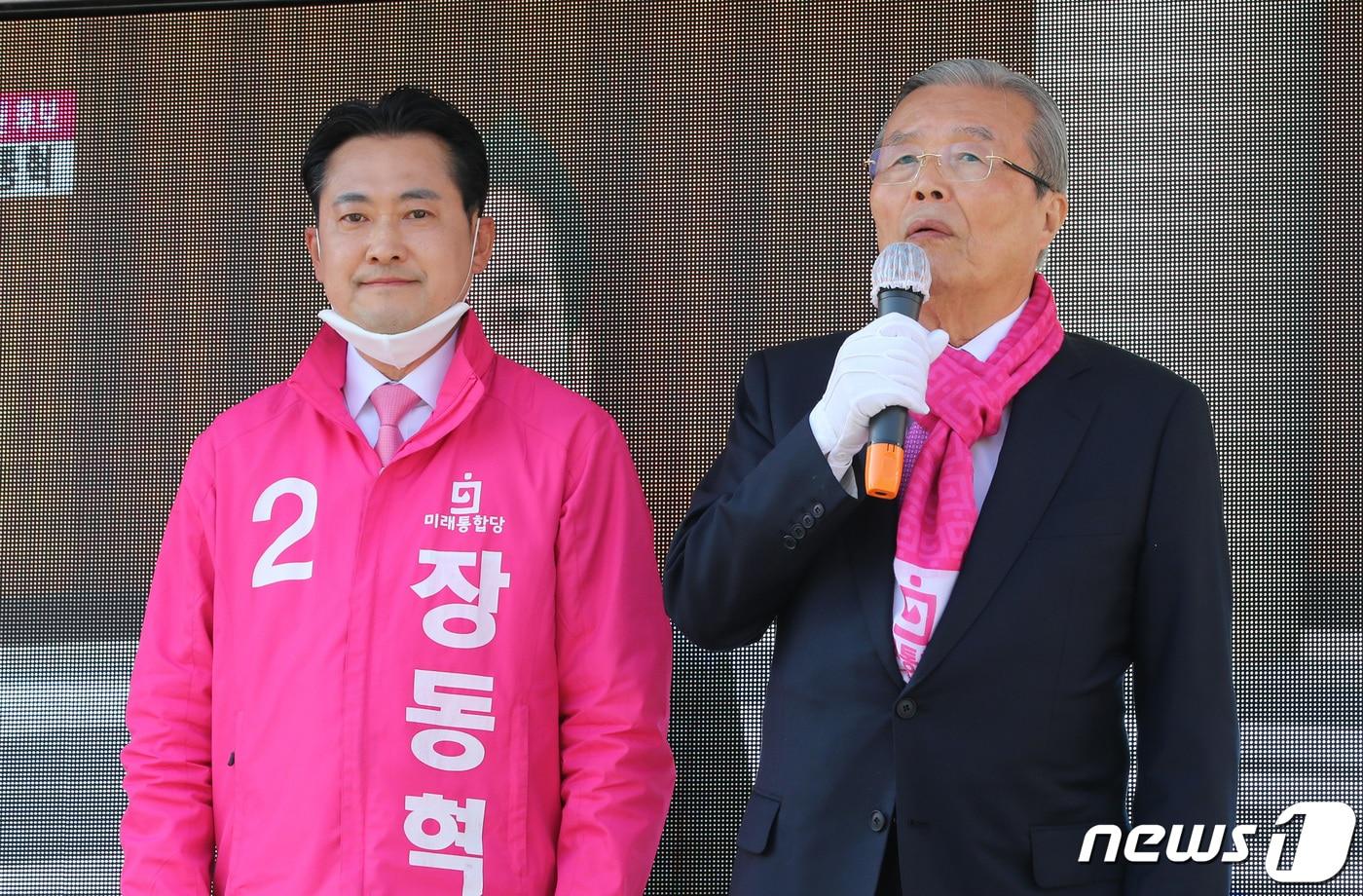 본문 이미지 - 2020년 4월 3일 당시 김종인 미래통합당 총괄선거대책위원장이 대전 유성구 유성시장 앞에서 시민들에게 장동혁 대전 유성구갑 후보의 지지를 호소하고 있는 모습. 2020.4.13 ⓒ 뉴스1 김기태 기자