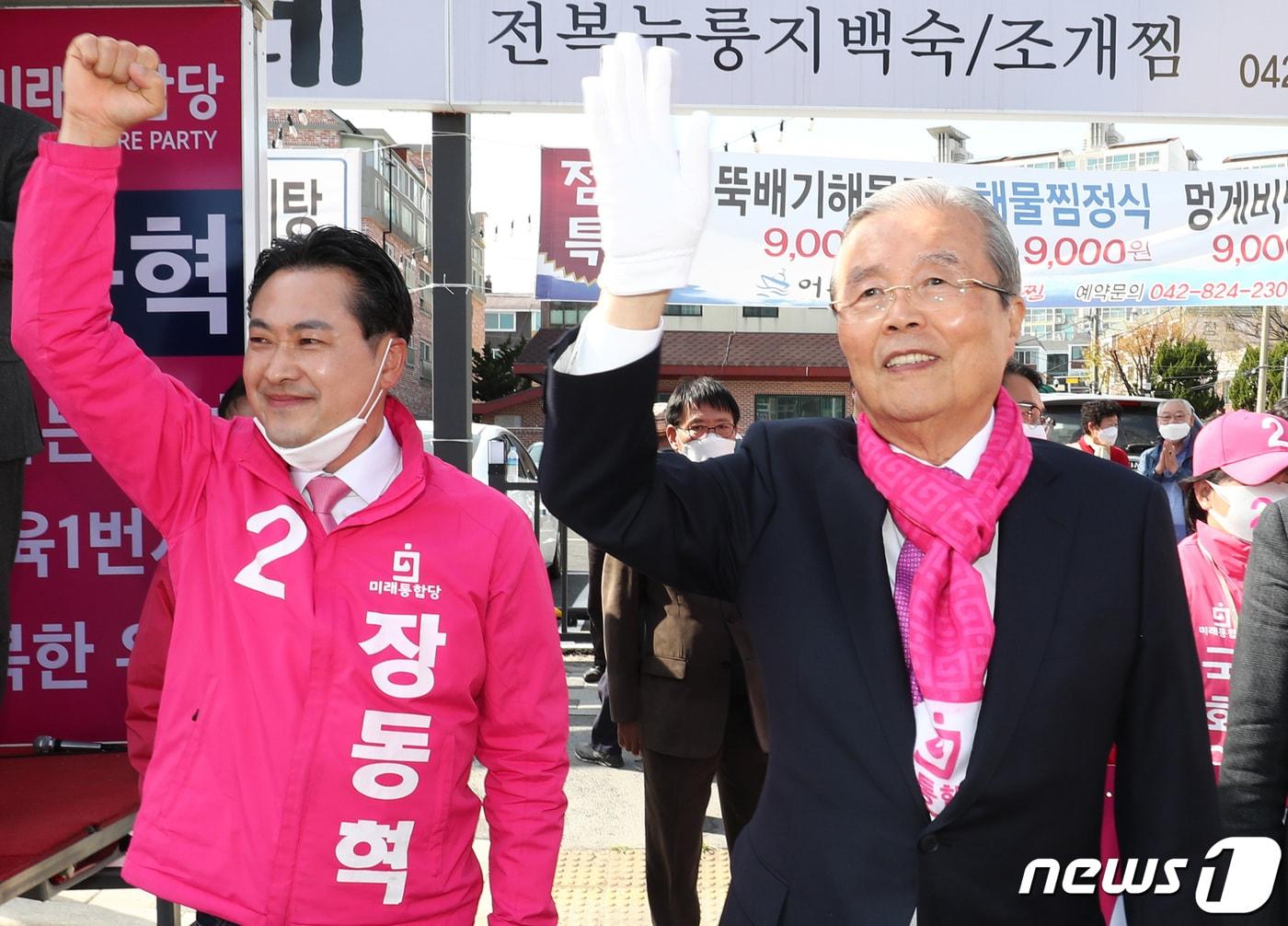 본문 이미지 - 2024년 4월 13일 당시 김종인 미래통합당 총괄선거대책위원장이 대전 유성구 유성시장 앞에서 시민들에게 장동혁 대전 유성구갑 후보의 지지를 호소하고 있는 모습. 2020.4.13 ⓒ 뉴스1 DB