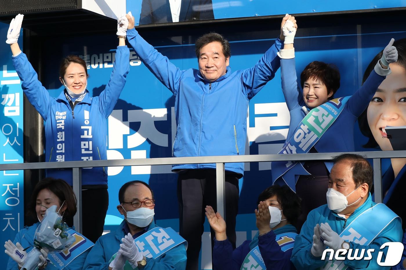 본문 이미지 - 이낙연 더불어민주당 공동상임선대위원장이 13일 오후 서울 광진구 7호선 건대입구역 앞에서 전혜숙 광진갑 후보와 고민정 광진을 후보의 합동 유세현장을 찾아 유권자들에게 지지를 호소하고 있다. 2020.4.13/뉴스1 ⓒ News1 민경석 기자