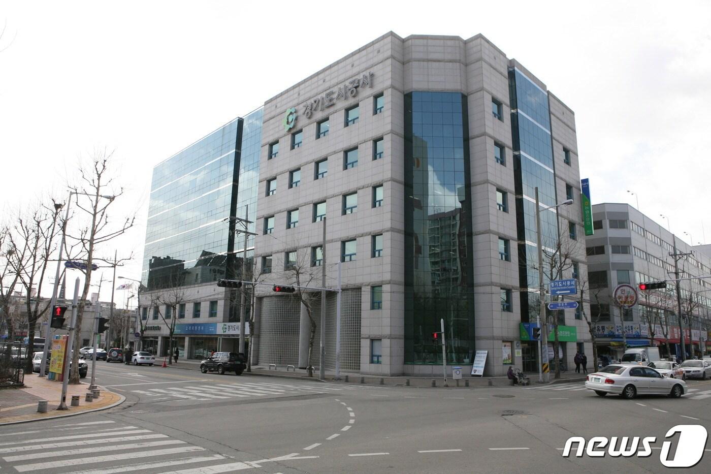 본문 이미지 - 경기도시공사의 부채비율이 2016년 193.6%에서 2017년 161.4%, 2018년 142.1%, 2019년 140.9%로 매년 줄어들고 있는 것으로 집계됐다../ⓒ 뉴스1