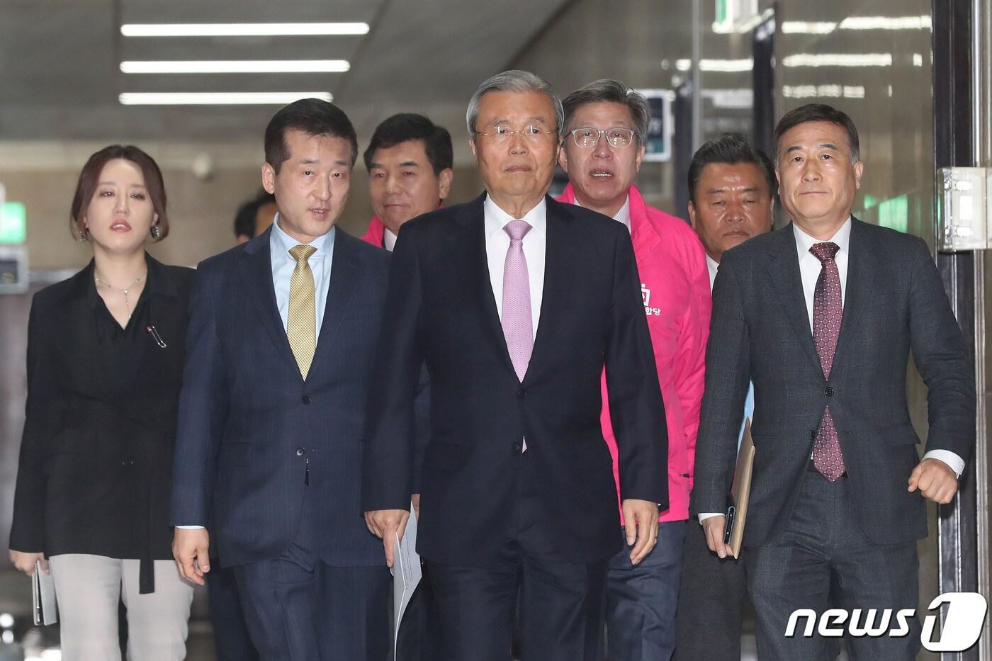 본문 이미지 - 김종인 미래통합당 총괄선거대책위원장이 14일 오전 서울 여의도 국회에서 대국민 기자회견을 갖기 위해 들어서고 있다. 2020.4.14/뉴스1 ⓒ News1 임세영 기자