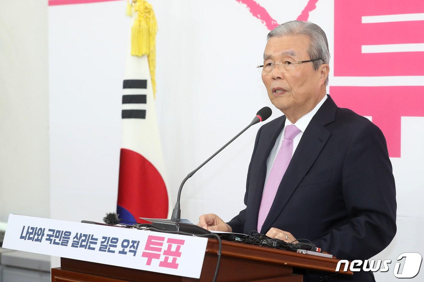 본문 이미지 - 김종인 미래통합당 총괄선거대책위원장이 14일 오전 서울 여의도 국회에서 대국민 기자회견을 갖고 발언을 하고 있다. 이날 김 위원장은 "이번에 코로나를 틈타서 청와대 돌격대 '코돌이'들이 대거 당선되면, 국회는 바이러스에 감염되고 이 나라는 진짜 망하는 것＂이라며 지지를 호소했다. 2020.4.14/뉴스1 ⓒ News1 임세영 기자