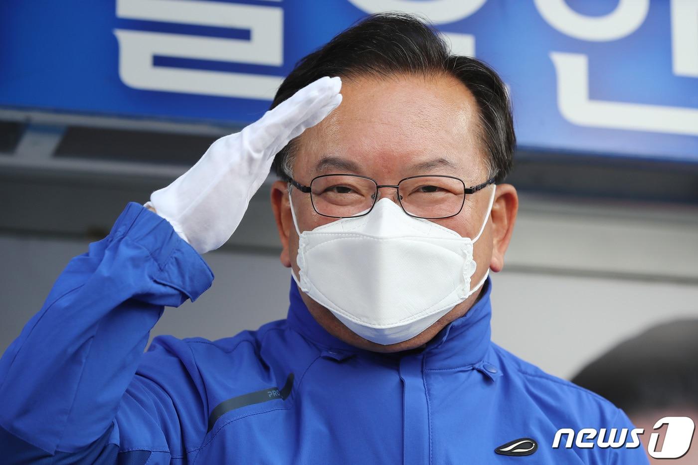 본문 이미지 - 김부겸 더불어민주당 대구 수성갑 후보가 4.15총선을 하루 앞둔 14일 오전 대구 수성구 만촌네거리에서 총선 승리를 다짐하고 있다. 2020.4.14/뉴스1 ⓒ News1 공정식 기자