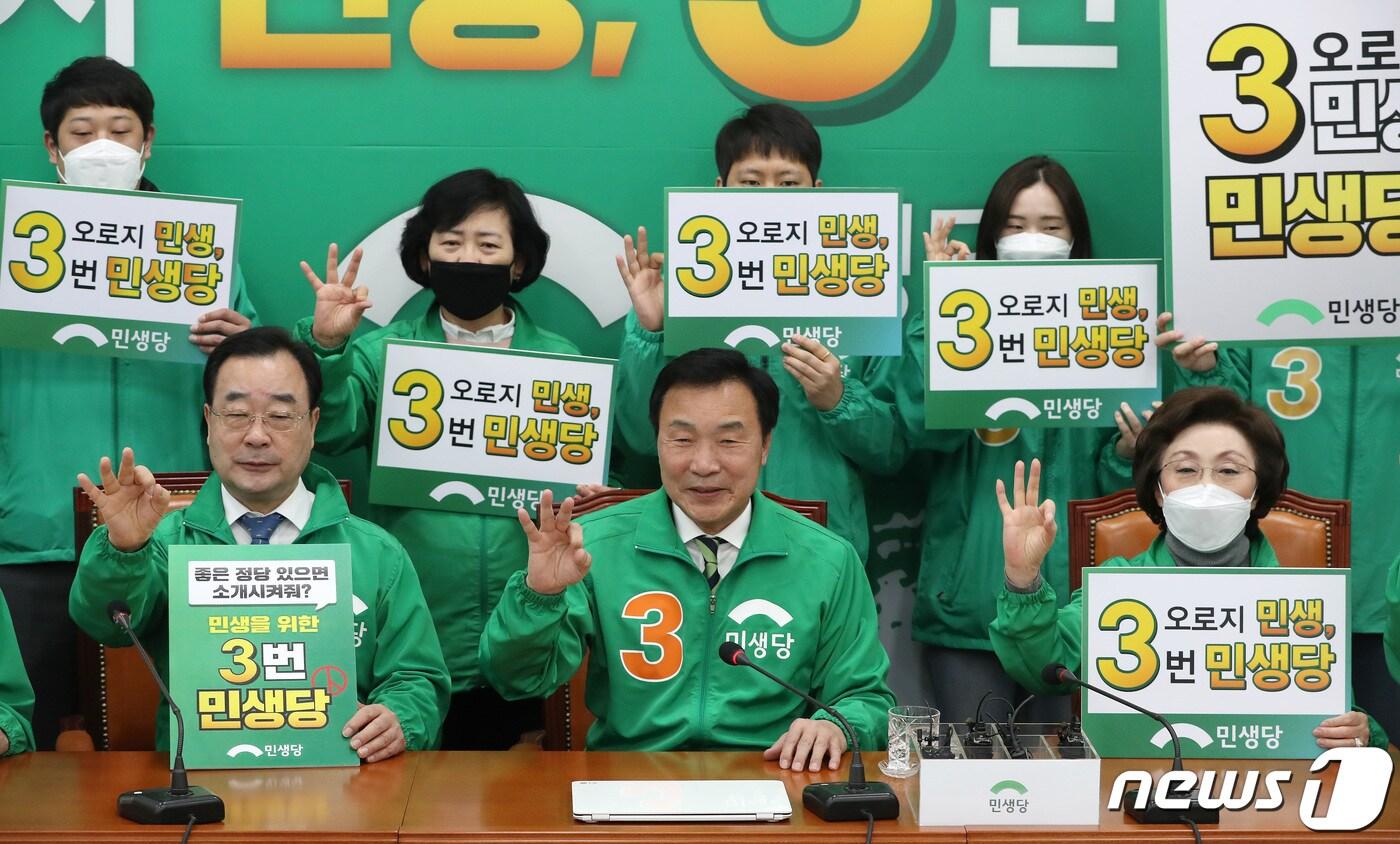 본문 이미지 - 손학규 민생당 상임선대위원장이 14일 오전 서울 여의도 국회에서 열린 기자회견을 마치고 참석자들과 함께 총선 지지를 호소하고 있다. 2020.4.14/뉴스1 ⓒ News1 박세연 기자