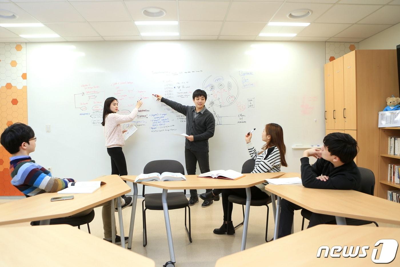 부전공 수업을 준비 중인 연세대학교 의과대학 학생들. 연세대학교 의과대학(학장 장양수)은 지난 2018년 의예과에 입학한 학생 119명 중 31명(26%)이 9개 학과에서 부전공을 이수했다고 14일 밝혔다.ⓒ 뉴스1