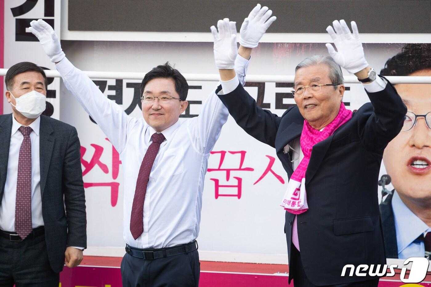 본문 이미지 - 김종인 미래통합당 총괄선거대책위원장(오른쪽)과 김용태 구로구을 후보가 14일 서울 신도림역 인근에서 유권자들을 향해 지지를 호소하고 있다. 2020.4.14/뉴스1 ⓒ News1 유승관 기자