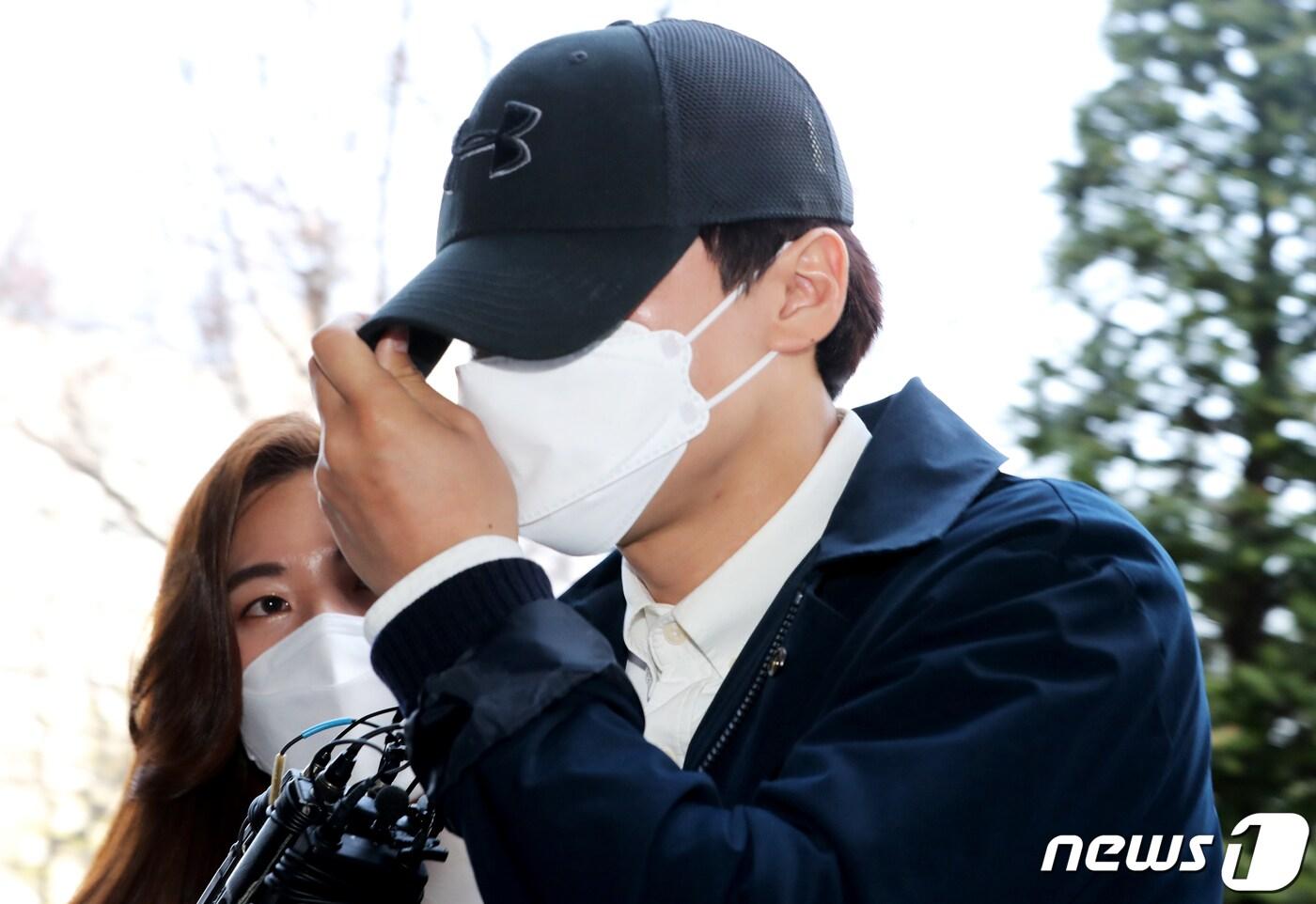 본문 이미지 - '여신도 그루밍 성폭행 의혹' 사건 관련 인천 모 교회 소속 A목사(39)가 구속영장실질심사를 받기 위해 인천법원에 들어서고 있다. 2020.4.14/뉴스1 ⓒ News1 정진욱 기자