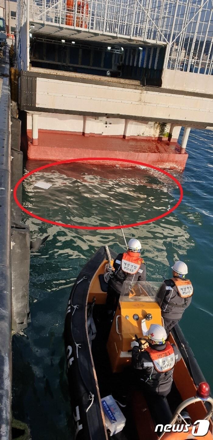 본문 이미지 - 14일 오전 7시쯤 완도항 1부두 관공선 부두 앞 해상에 있는 A호에서 기름을 유출된 정황을 확인한 완도해경이 흡착제를 이용해 기름을 제거하고 있다.(완도해양경찰서 제공) 2020.4.14 /뉴스1 ⓒ News1 전원 기자