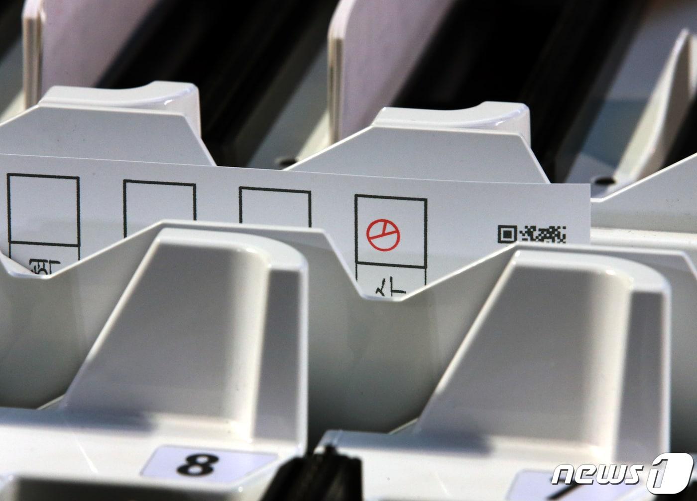 본문 이미지 - 제21대 국회의원 선거를 하루 앞둔 14일 오후 대전 유성구 한밭대학교 체육관에 마련된 개표소에서 관계자들이 투표지 분류기를 점검하고 있다. 2020.4.14/뉴스1 ⓒ News1 김기태 기자