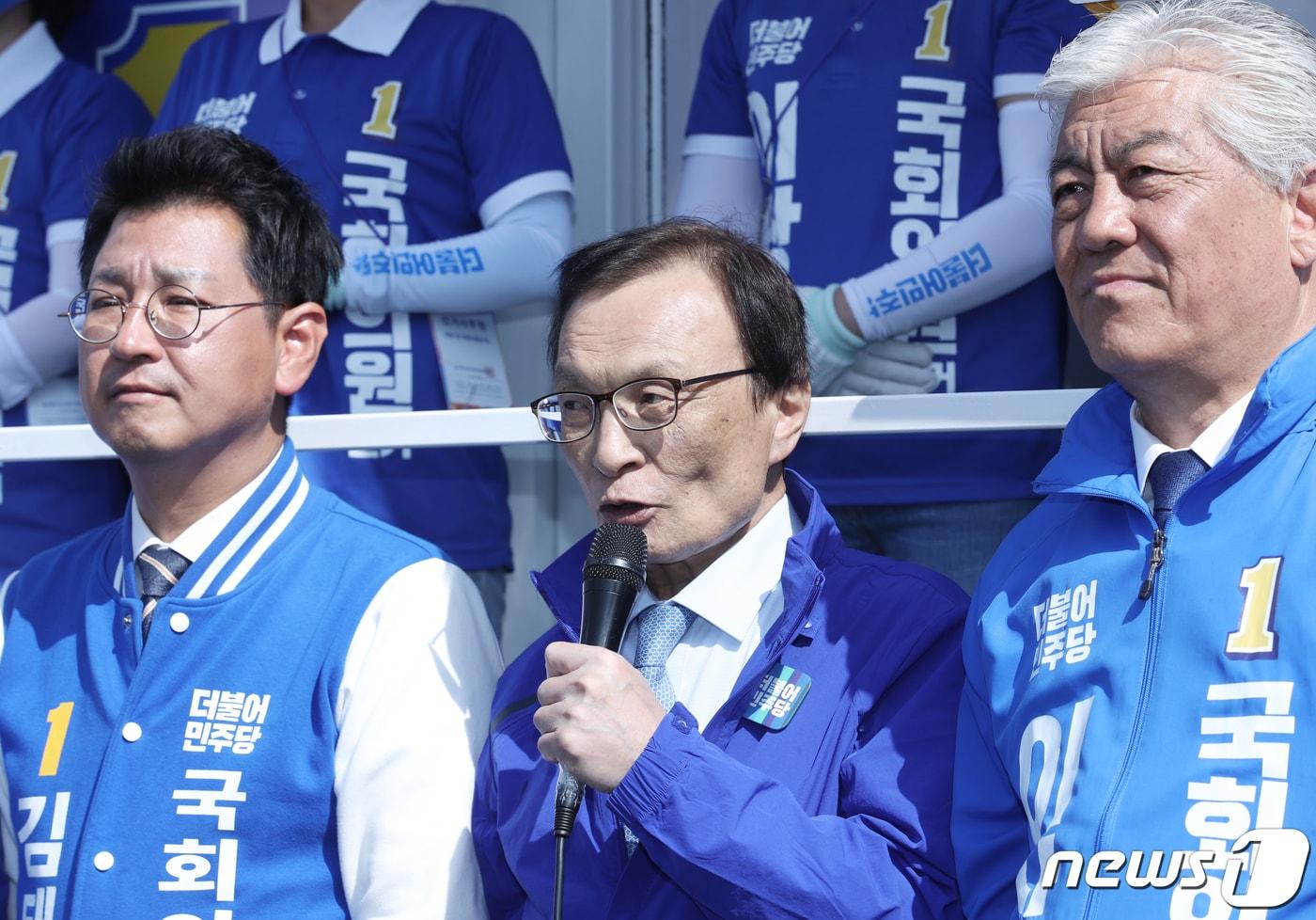 본문 이미지 - 이해찬 더불어민주당 전 대표가 지난 21대 총선 당시 울산 북구 현대자동차 울산공장 명촌정문 사거리에서 시민들을 향해 이상헌 울산 북구 후보의 지지를 호소하는 모습. 2020.4.14/뉴스1 ⓒ News1 DB