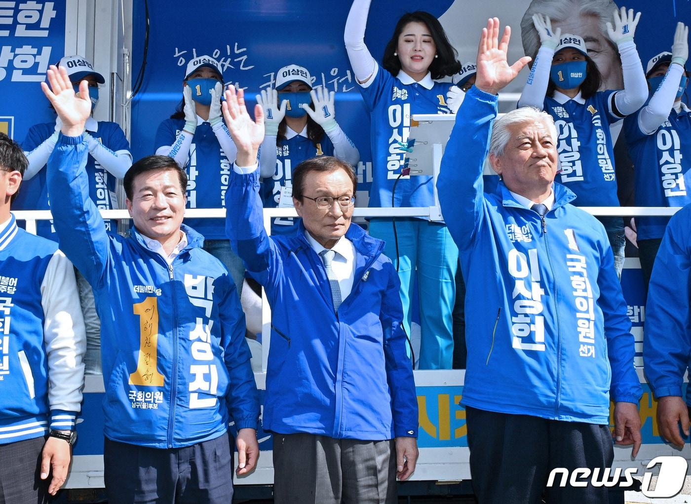 본문 이미지 - 이해찬 더불어민주당 상임선대위원장이 14일 오후 울산 북구 현대자동차 울산공장 명촌정문 사거리에서 시민들을 향해 이상헌 울산 북구 후보의 지지를 호소하고 있다. 2020.4.14/뉴스1 ⓒ News1 윤일지 기자