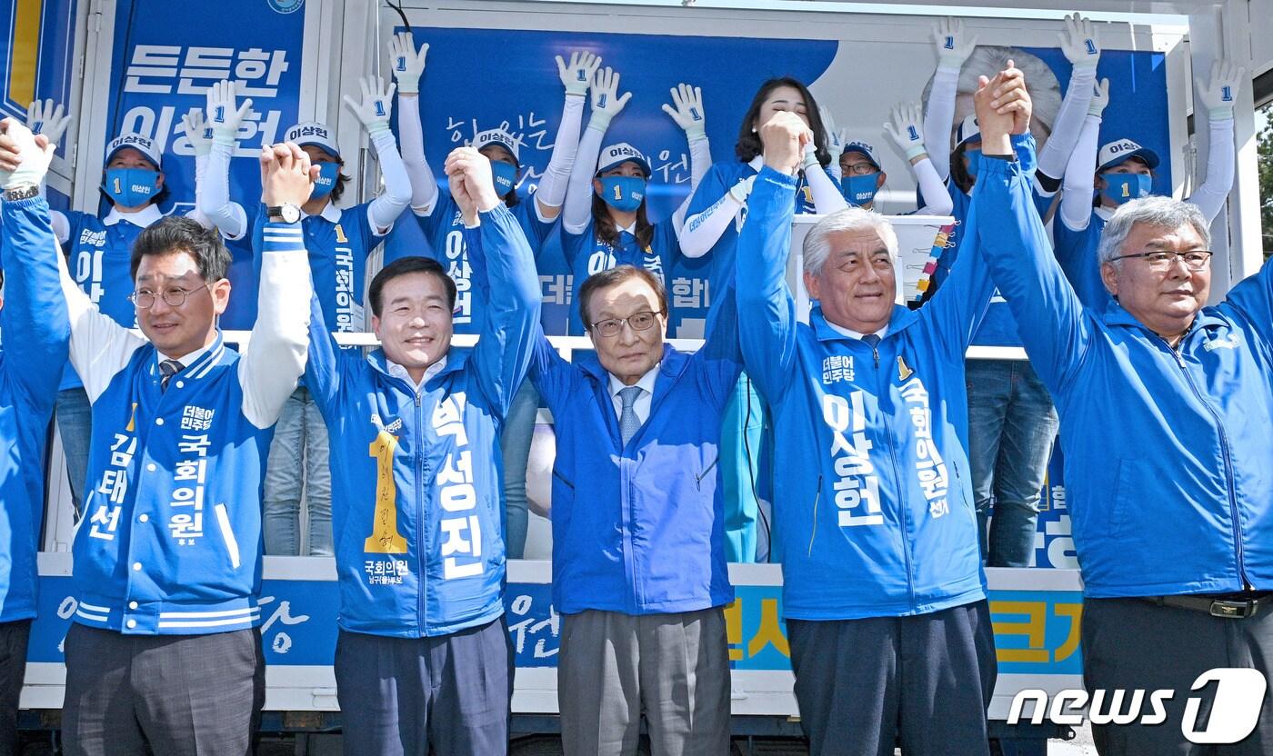 본문 이미지 - 이해찬 더불어민주당 상임선대위원장이 14일 오후 울산 북구 현대자동차 울산공장 명촌정문 사거리에서 시민들을 향해 이상헌 울산 북구 후보의 지지를 호소하며 필승을 다짐하고 있다. 2020.4.14/뉴스1 ⓒ News1 윤일지 기자