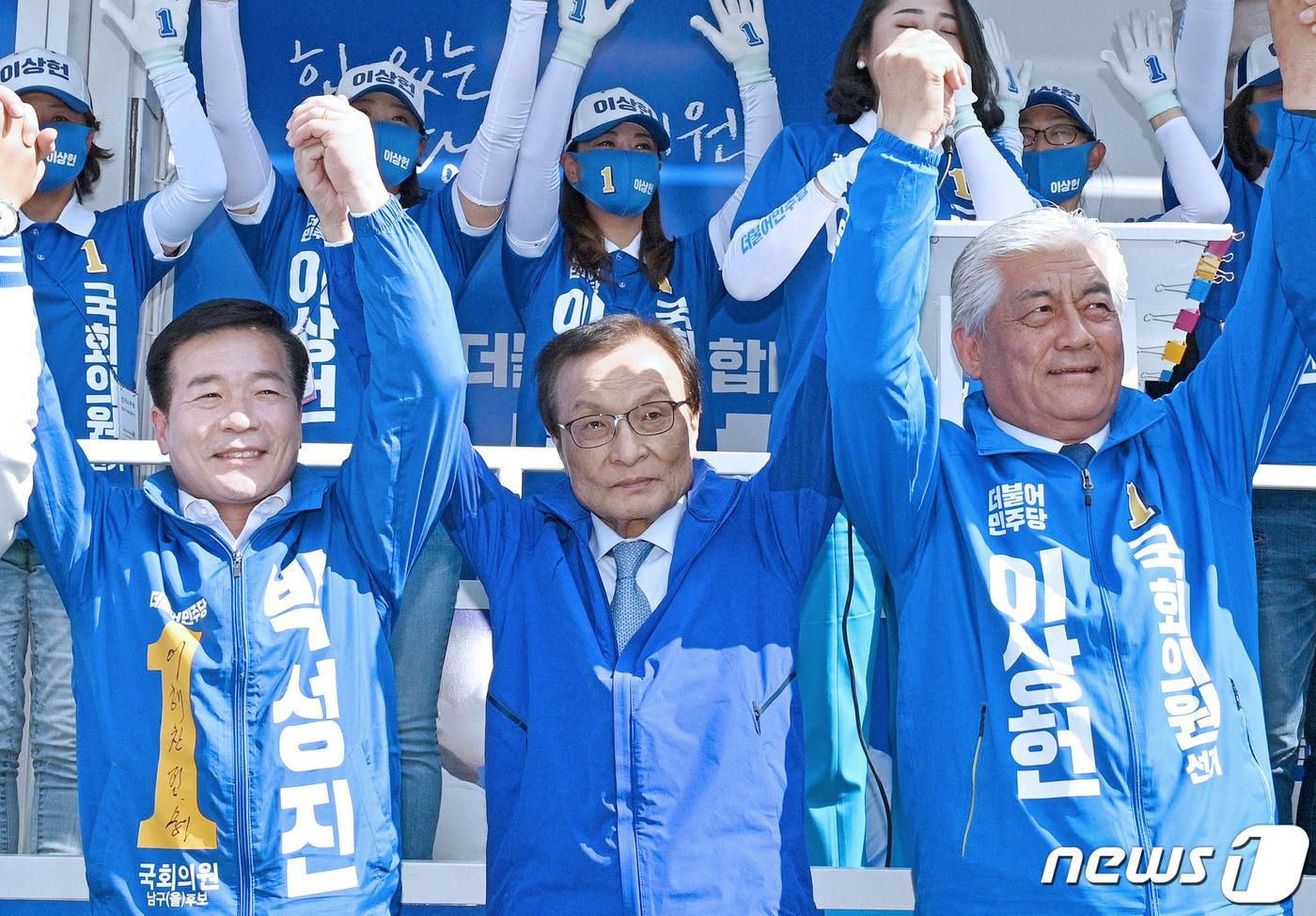 본문 이미지 - 이해찬 더불어민주당 상임선대위원장이 14일 오후 울산 북구 현대자동차 울산공장 명촌정문 사거리에서 시민들을 향해 이상헌 울산 북구 후보의 지지를 호소하며 필승을 다짐하고 있다. 2020.4.14/뉴스1 ⓒ News1 윤일지 기자