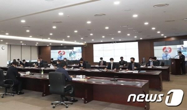 본문 이미지 - 지난 6일 동서발전 본사에서 열린 경영전략회의에 참석한 박일준 동서발전 사장 및 경영진이 코로나19의 전 세계적 확산에 대응해 해외사업장 안전대책과 비상대응체계 등을 점검하고 있다.(동서발전 제공)ⓒ 뉴스1