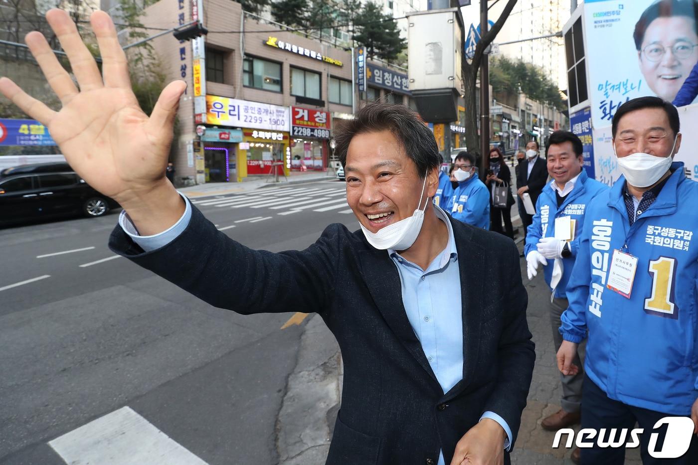 본문 이미지 - 임종석 전 대통령 비서실장이 14일 오후 서울 성동구 행당동 행당역 인근에서 열린 홍익표 더불어민주당 중구성동구갑 후보의 유세 현장을 찾아 시민들에게 손을 흔들고 있다. 2020.4.14/뉴스1 ⓒ News1 임세영 기자