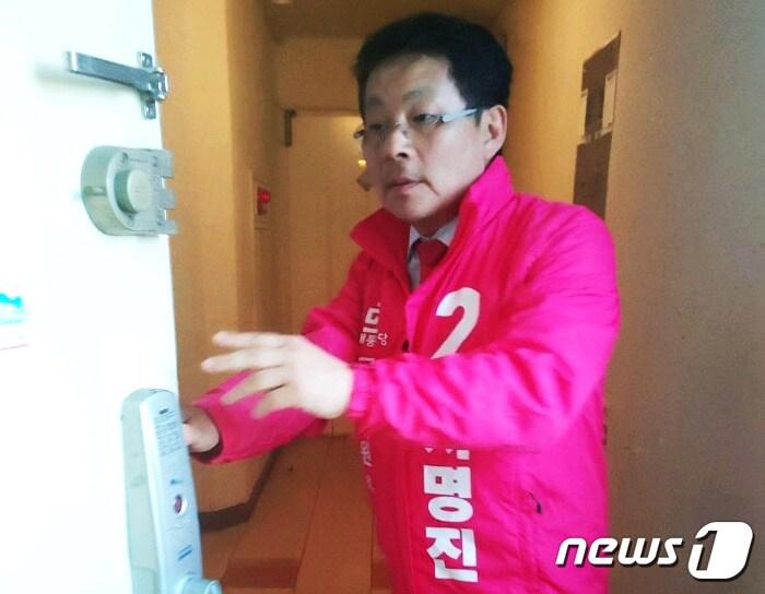 본문 이미지 - 14일 오후 차명진 후보가 선거운동을 하기 위해 집을 나서고 있다.(차명진 후보 제공)ⓒ 뉴스1