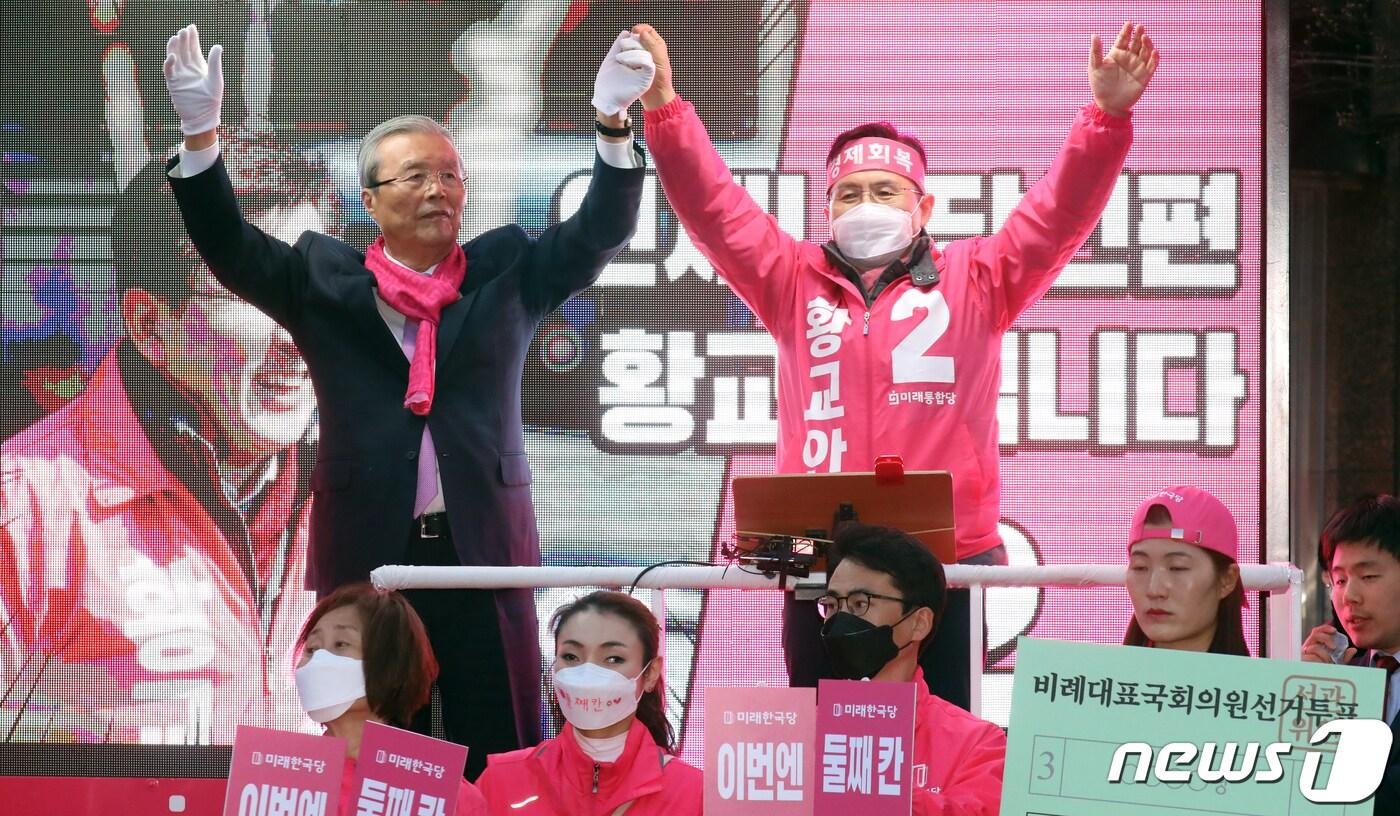 본문 이미지 - 황교안 미래통합당 종로구 후보와 김종인 총괄선대위원장이 14일 오후 서울 종로구 세검정 새마을금고앞에서 열린 거리유세에서 손을 맞잡고 지지를 호소하고 있다. 2020.4.14/뉴스1 ⓒ News1 김명섭 기자