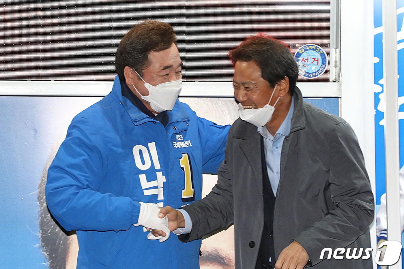본문 이미지 - 2020년 4월 14일 이낙연 더불어민주당 종로구 후보가 14일 오후 서울 종로구 동묘역 앞에서 열린 집중유세에서 임종석 전 비서실장과 함께 막판 표심을 호소하고 있다. 2020.4.14/뉴스1 ⓒ News1 DB