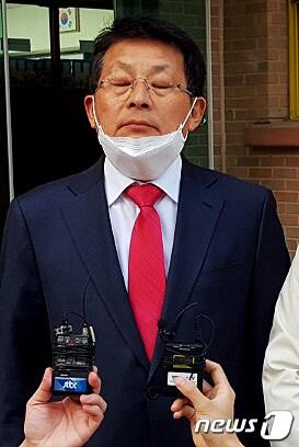 본문 이미지 - 차명진 미래통합당 후보가 15일 오전 경기 부천시 범박동 일신초등학교에 마련된 투표장에 도착해 소감을 말하기전 눈을 감으며 생각하고 있다.(차명진 캠프제공)2020.4.15/뉴스1 ⓒ News1 정진욱 기자