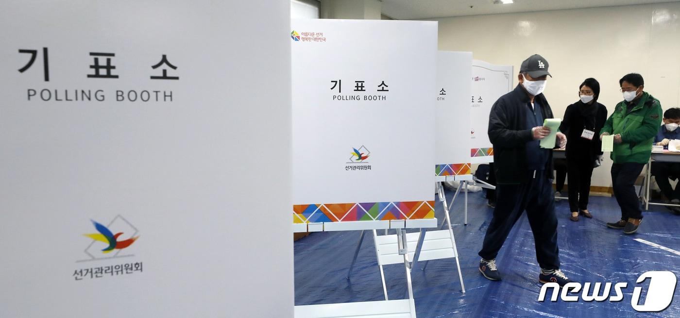 본문 이미지 - 제21대 국회의원선거 투표가 시작된 15일 오전 서울 종로구 하비에르 국제학교에 마련된 평창동 제3투표소에서 마스크를 쓰고 비닐장갑을 낀 시민이 투표를 마친 후 기표소를 나서고 있다.  2020.4.15/뉴스1 ⓒ News1 이동해 기자