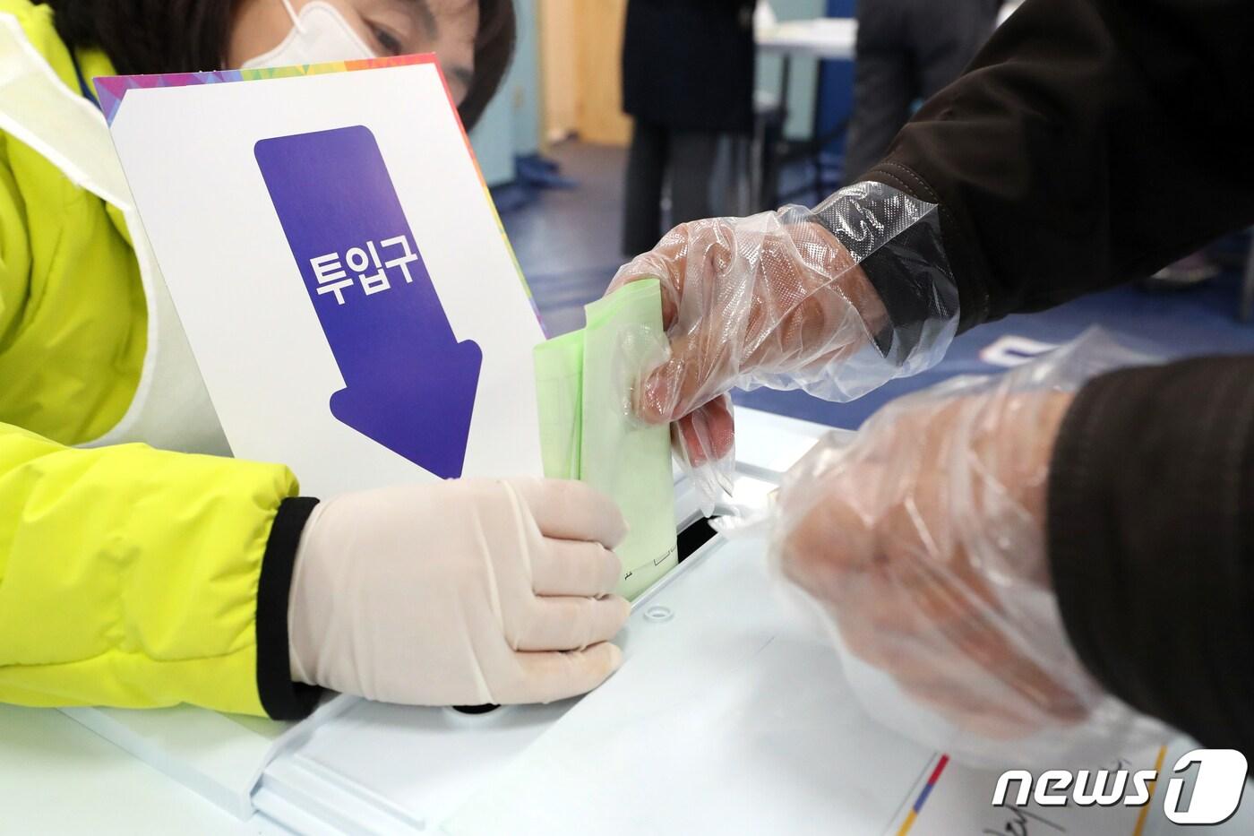 본문 이미지 - 21대 총선 당시 충북 청주시 흥덕구 복대1동 제2투표소에서 유권자들이 소중한 한 표를 행사하는 모습. /뉴스1 ⓒ News1 김용빈 기자