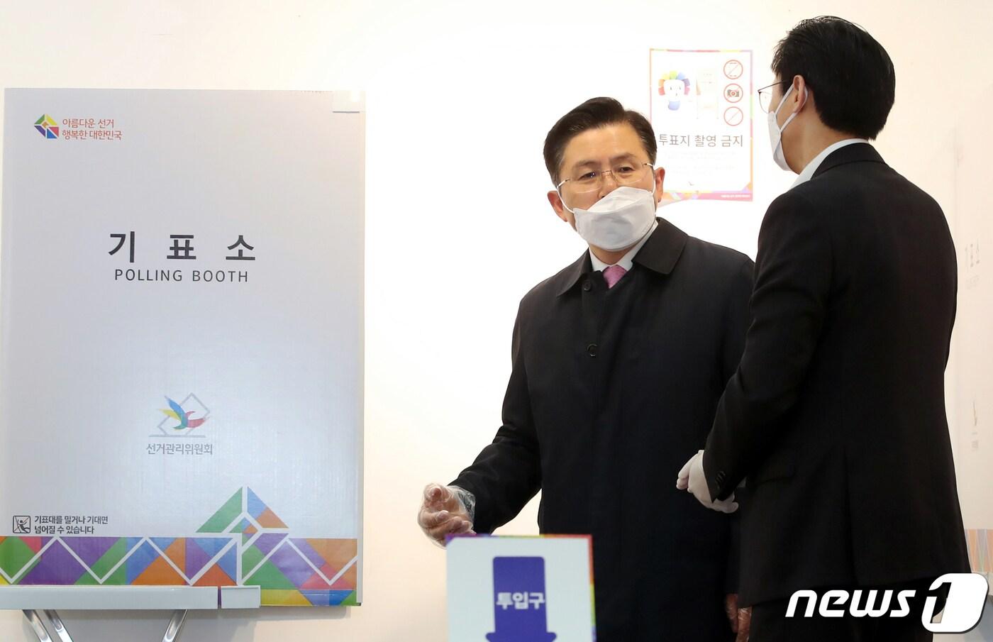 황교안 미래통합당 종로구 후보가 15일 서울 종로구 동성고등학교에 설치된 혜화동 제3투표소에서 기표소 가림막이 없다며 투표관리관에게 얘기하고 있다. 2020.4.15/뉴스1 ⓒ News1 김명섭 기자