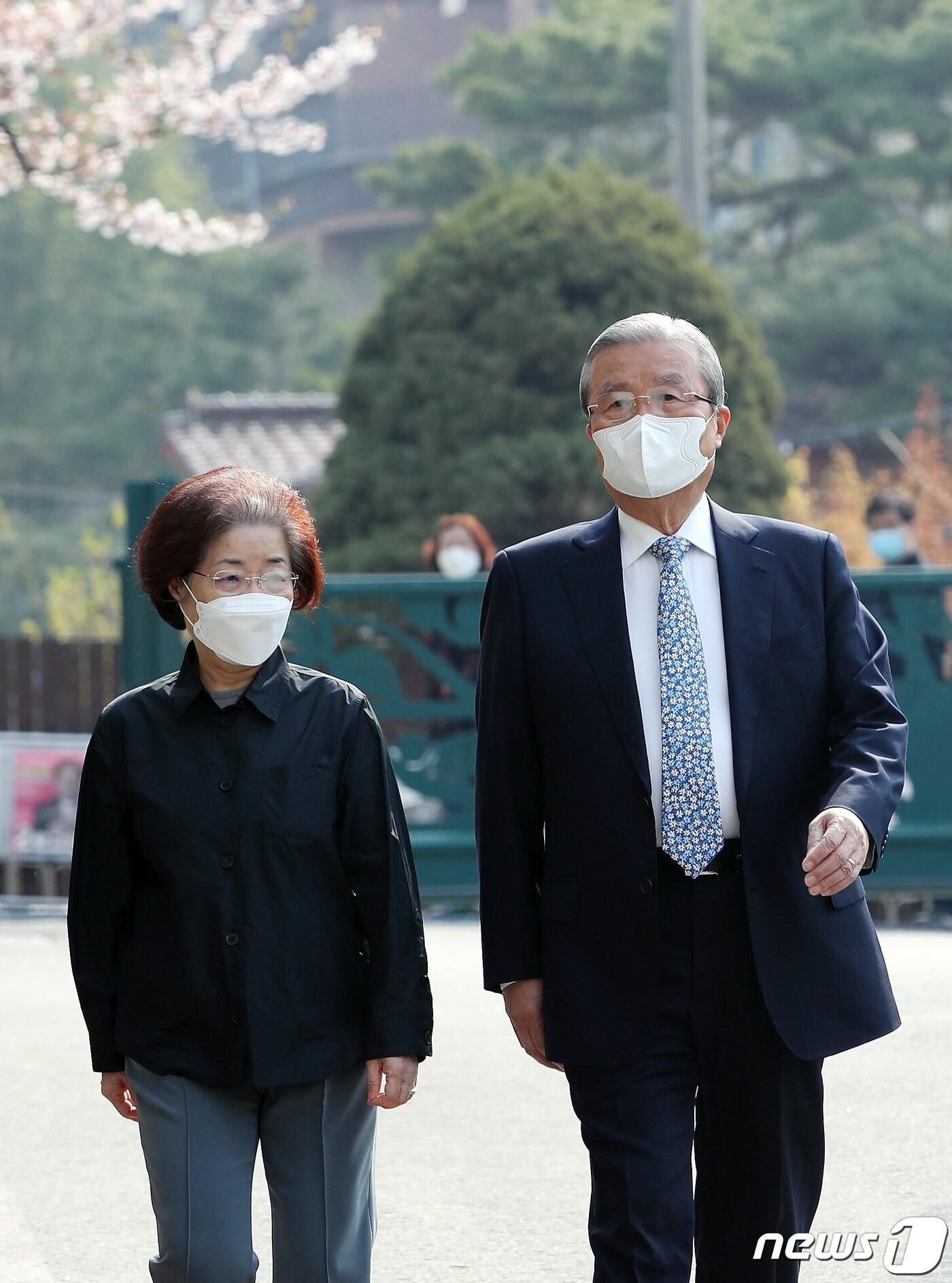 본문 이미지 - 김종인 국민의힘 총괄선대위원장과 부인인 김미경 히화여대 명예교수. ⓒ News1
