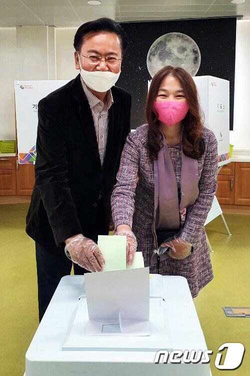 본문 이미지 - 제21대 국회의원 선거날인 15일 강원 영월군 영월읍 제2투표소에서 유상범 미래통합당 강원도 홍천·횡성·영월·평창 국회의원 후보 부부가 투표를 하고 있다. 2020.4.15/뉴스1 ⓒ News1 