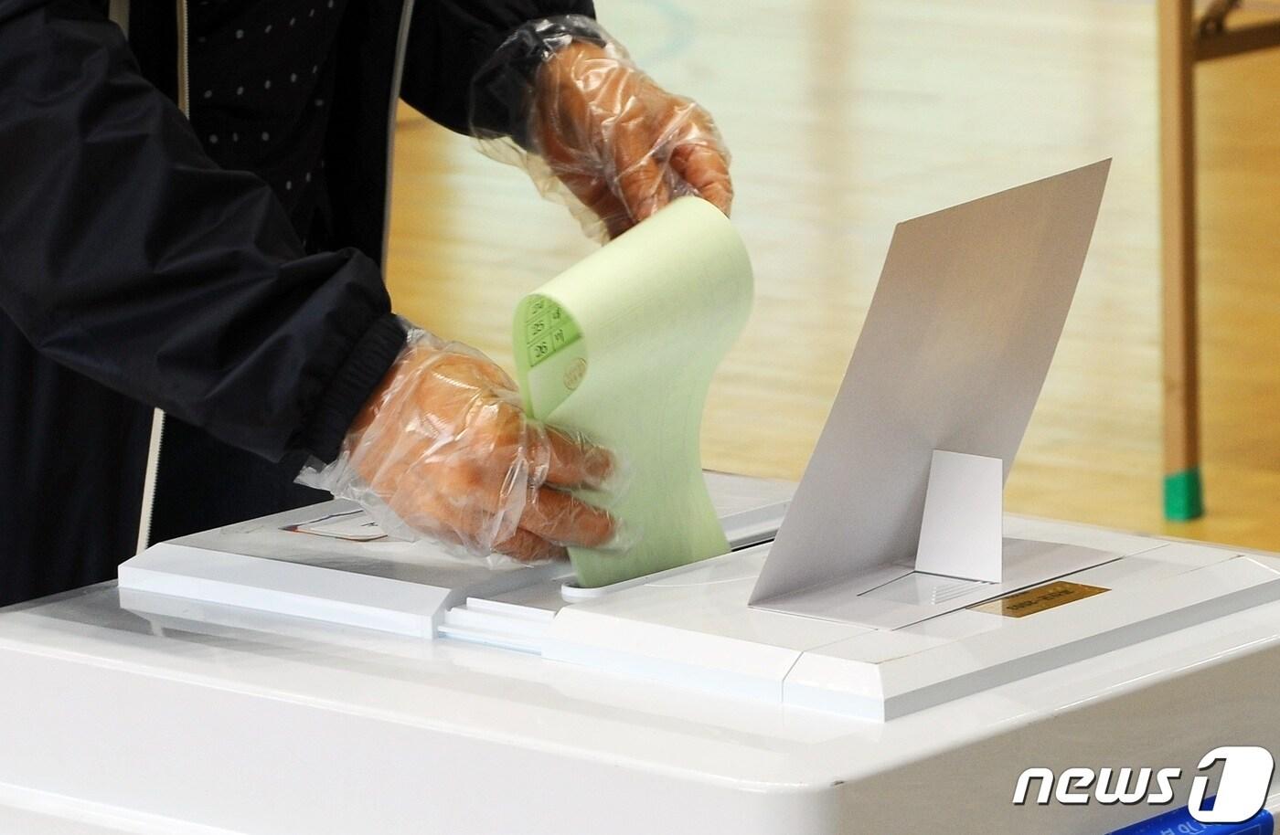 코로나19 확진자 11명이 발생한 충북 괴산군 장연면 총선 투표가 장연초등학교에서 순조롭게 진행되고 있다. ⓒ 뉴스1