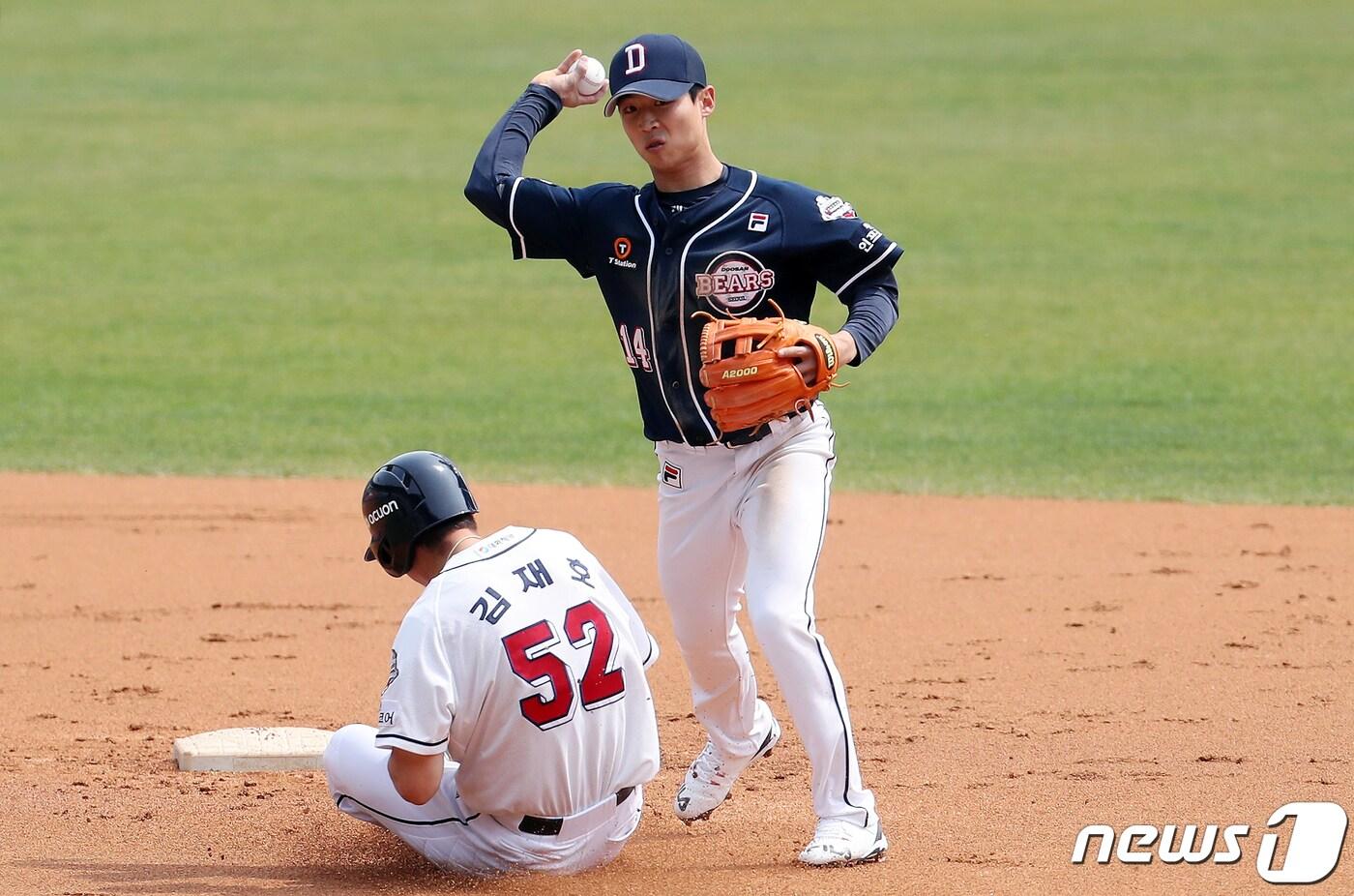 15일 오후 서울 송파구 잠실야구장에서 열린 프로야구 두산베어스 자체 청백전에서 1회말 1사 1,2루 상황 백팀 오재일의 내야땅볼 타구 때 청팀 유격수 이유찬이 병살아웃 시키고 있다. 2020.4.15/뉴스1 ⓒ News1 이동해 기자