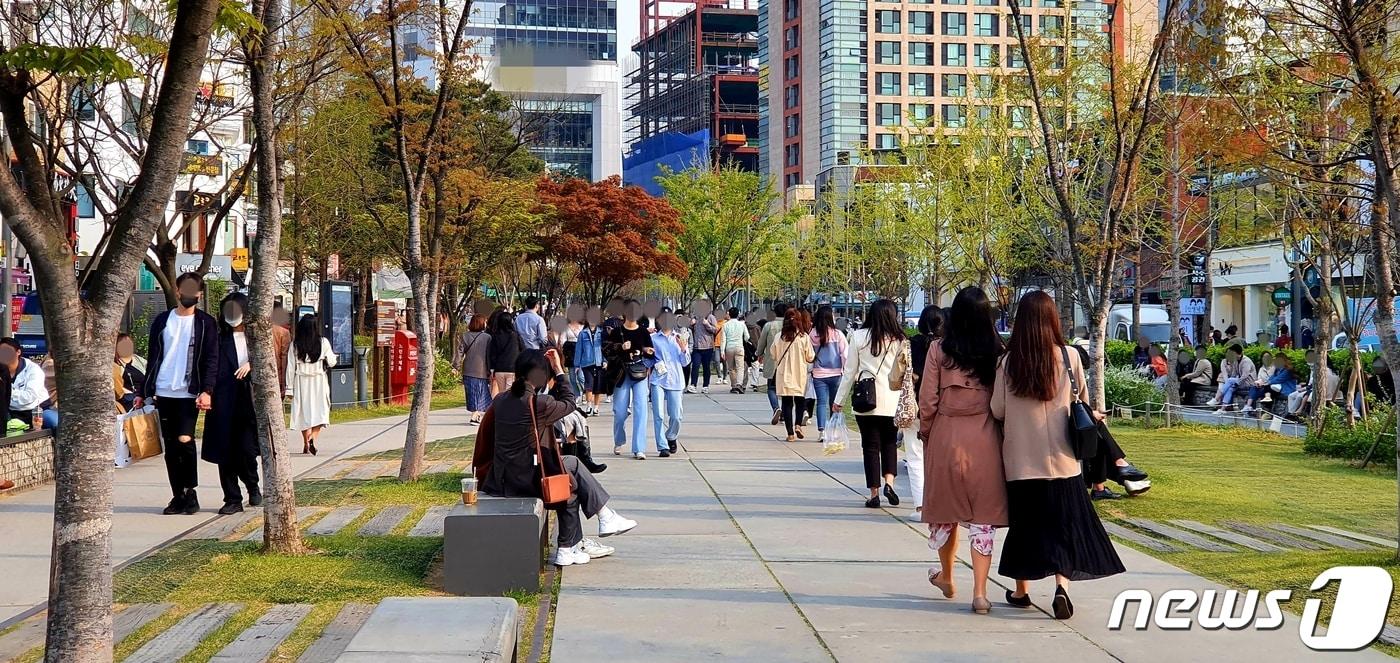 본문 이미지 - 서울 마포구 연남동 경의선 숲길공원(연남동 철길공원)에  봄나들이가 이어지고 있다. 2020.4.15 ⓒ 뉴스1 황덕현 기자