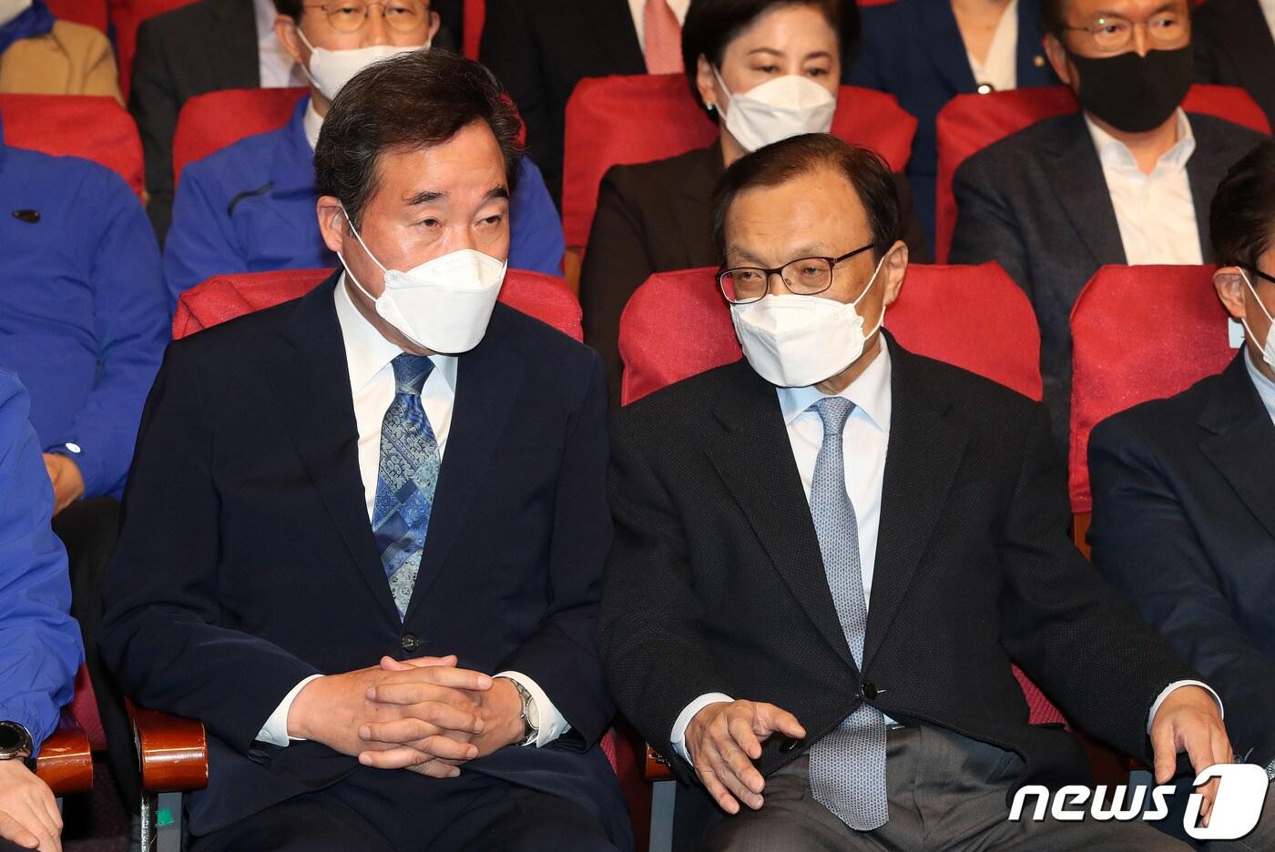 본문 이미지 - 이해찬, 이낙연 더불어민주당 공동상임선대위원장이 4.15총선 투표일인 15일 오후 서울 여의도 국회 의원회관에 마련된 21대 국회의원선거 더불어민주당 개표상황실에서 개표방송을 바라보며 대화를 하고 있다. 2020.4.15/뉴스1 ⓒ News1 박세연 기자