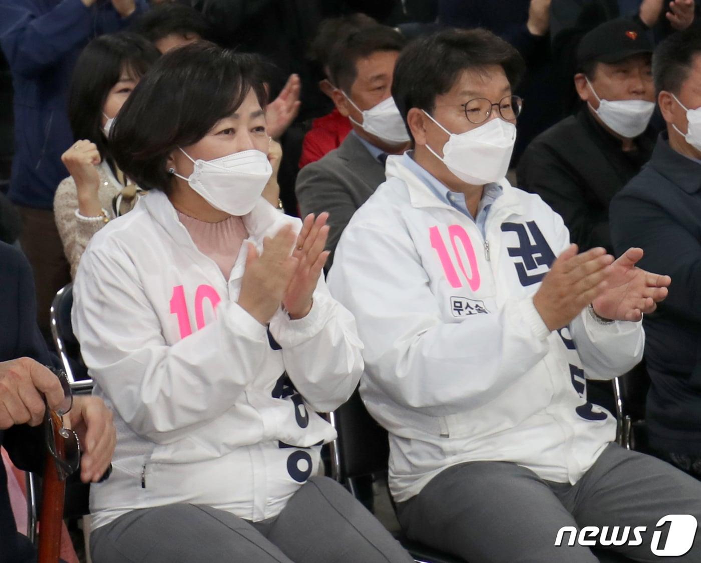 본문 이미지 - 21대 총선 강릉 지역구에 출마한 무소속 권성동 후보가 15일 강원 강릉시 선거캠프에서 방송 3사 출구조사 결과 41.5%로 1위를 기록하자 환호하고 있다. 2020.4.15/뉴스1 ⓒ News1 하중천 기자