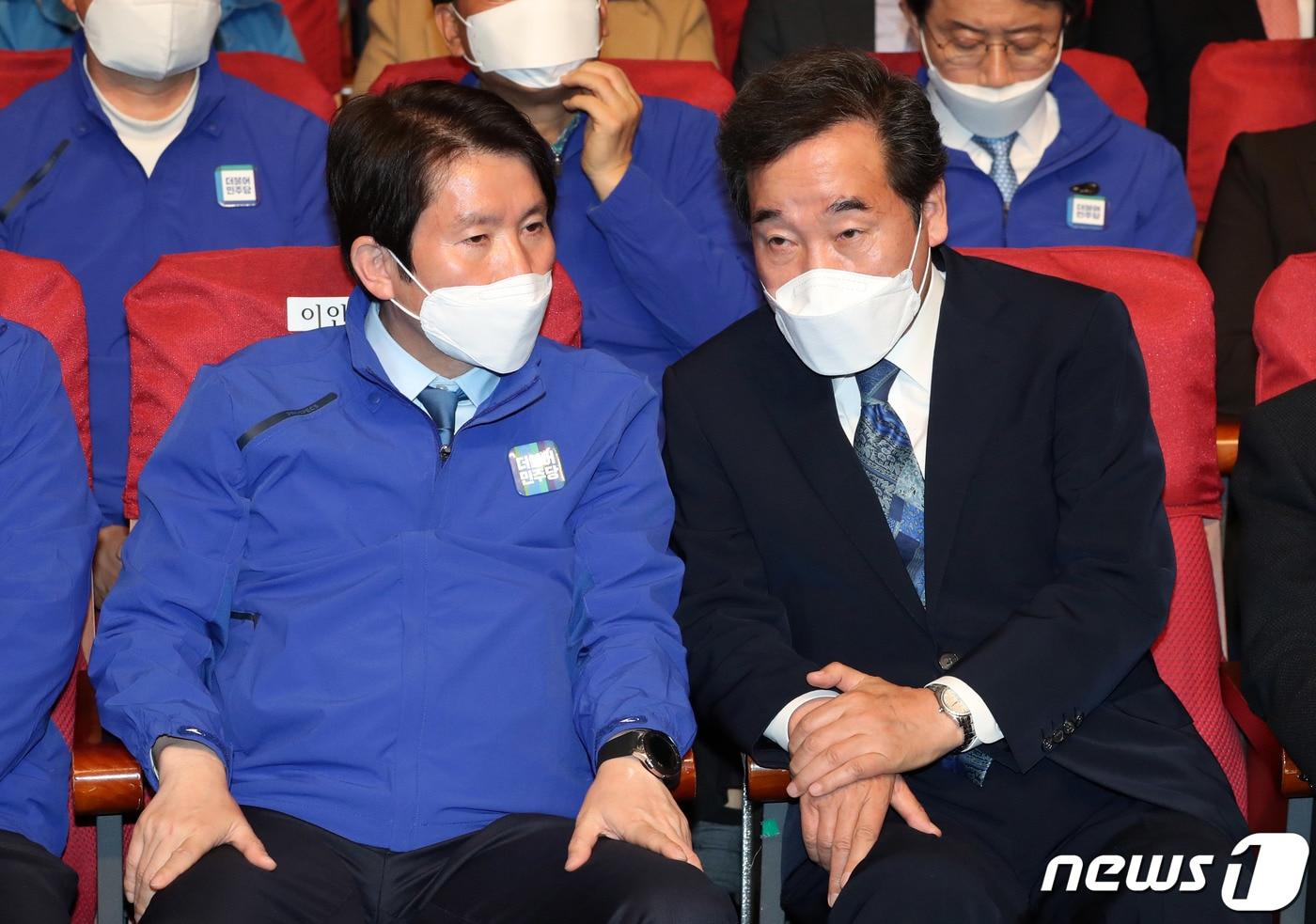 본문 이미지 - 이낙연 더불어민주당 공동상임선대위원장과 이인영 원내대표가 15일 오후 서울 여의도 국회 의원회관에 마련된 21대 국회의원선거 더불어민주당 개표상황실에서 개표방송 출구조사를 바라보며 대화를 나누고 있다. 2020.4.15/뉴스1 ⓒ News1 박세연 기자